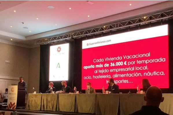 Cada vivienda de alquiler turístico aportará más de 36.000 euros al tejido empresarial local esta temporada