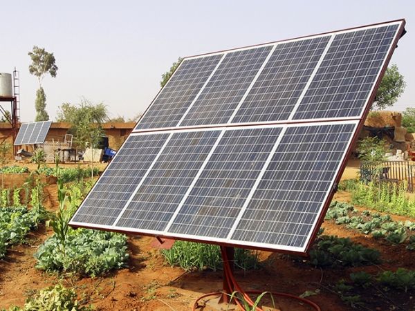 Instalación Paneles Solares fotovoltaicos en casa de colonias Barcelona por M&P Stands