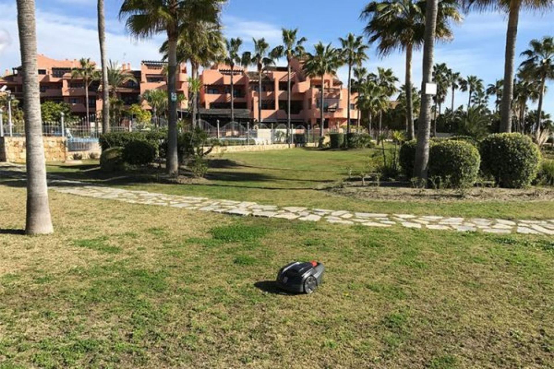 La compañía Robotic Mowers dispone de un extenso catálogo de robots cortacésped de última tecnología