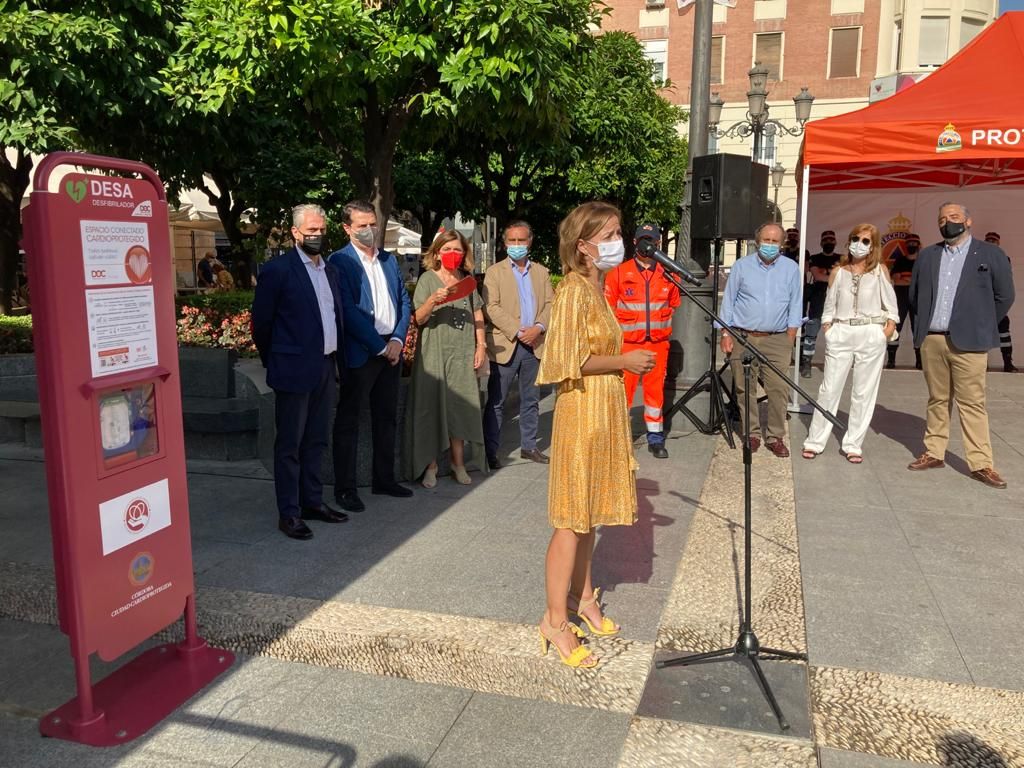 Córdoba estrena su primer desfibrilador en la vía pública con el fin de crear una ciudad cardioprotegida