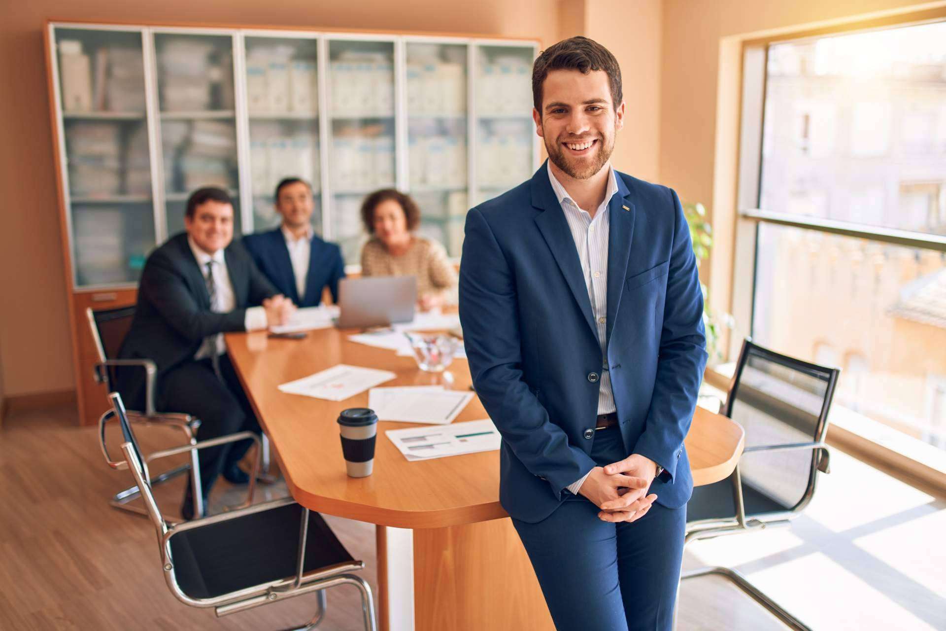 Ackermann & Schwartz se presenta como firma de abogados especializada en asesorar a clientes sobre aspectos legales de sus negocios y necesidades