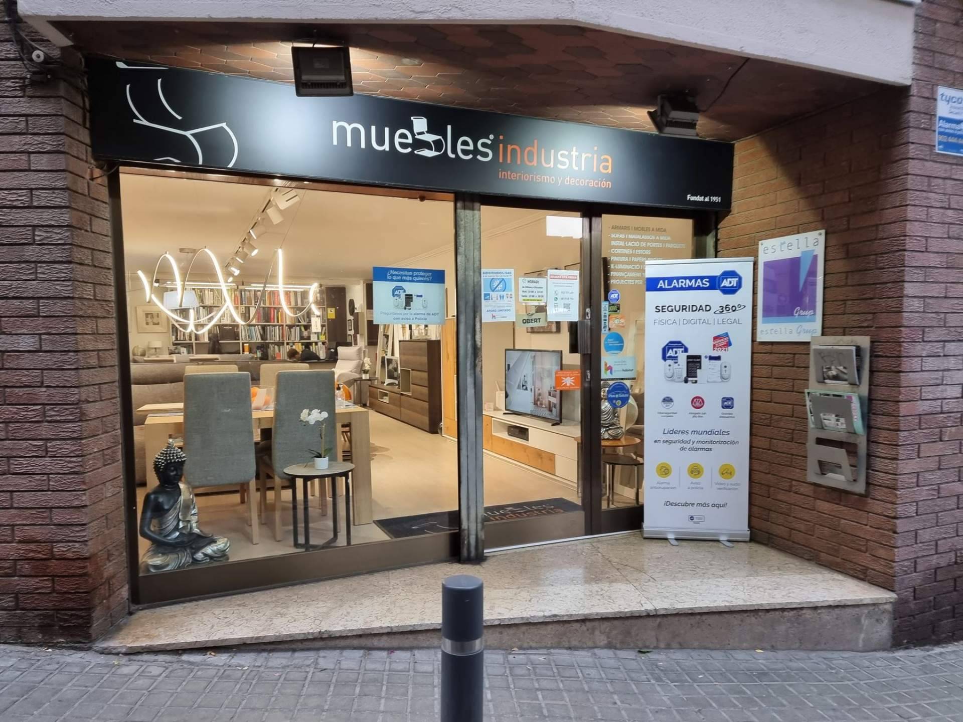 ¿Cuál es la historia de una de las tiendas de muebles con más antigüedad en Barcelona? Muebles Industria