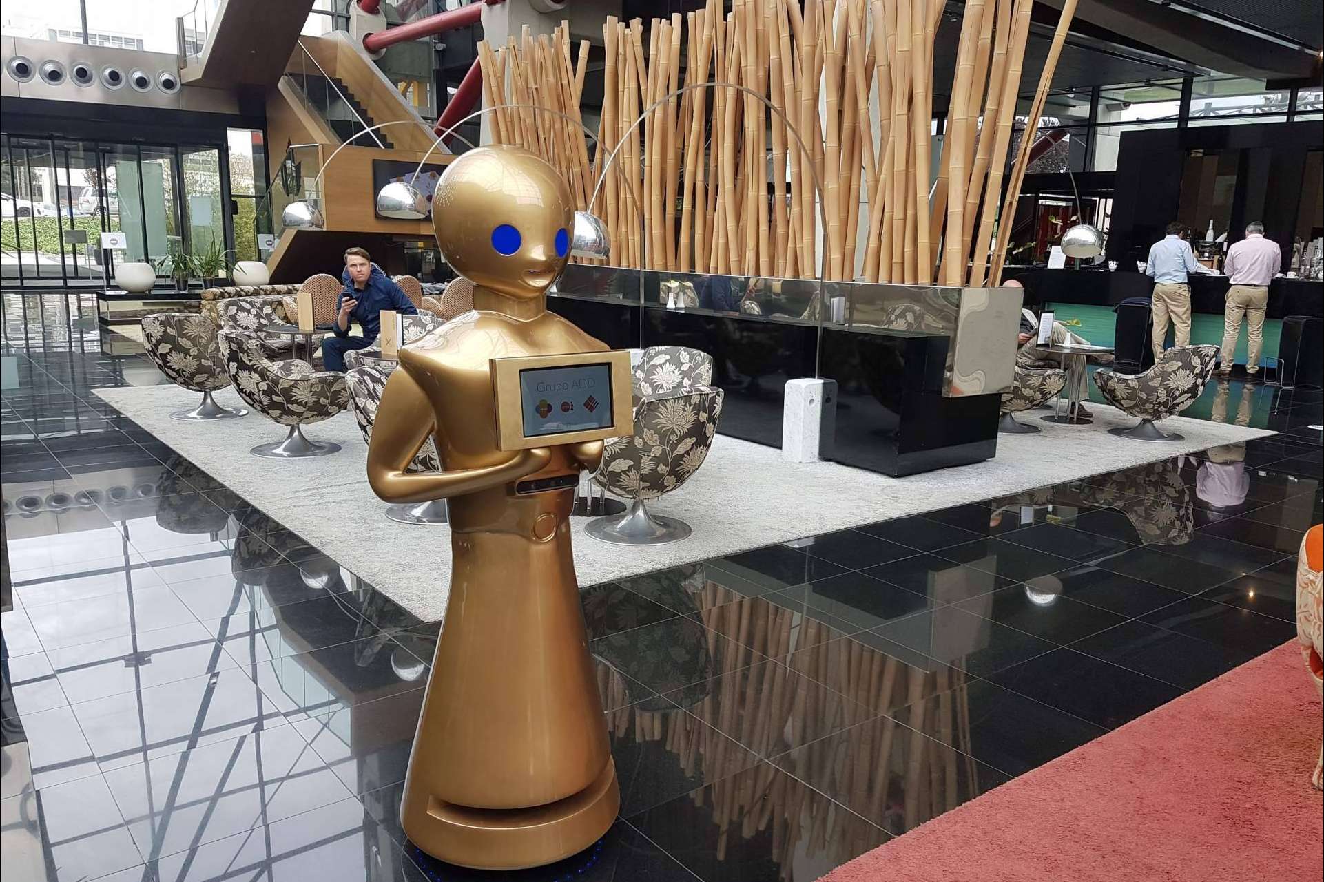 El robot recepcionista de Futura Vive permite la recepción de huéspedes en un hotel