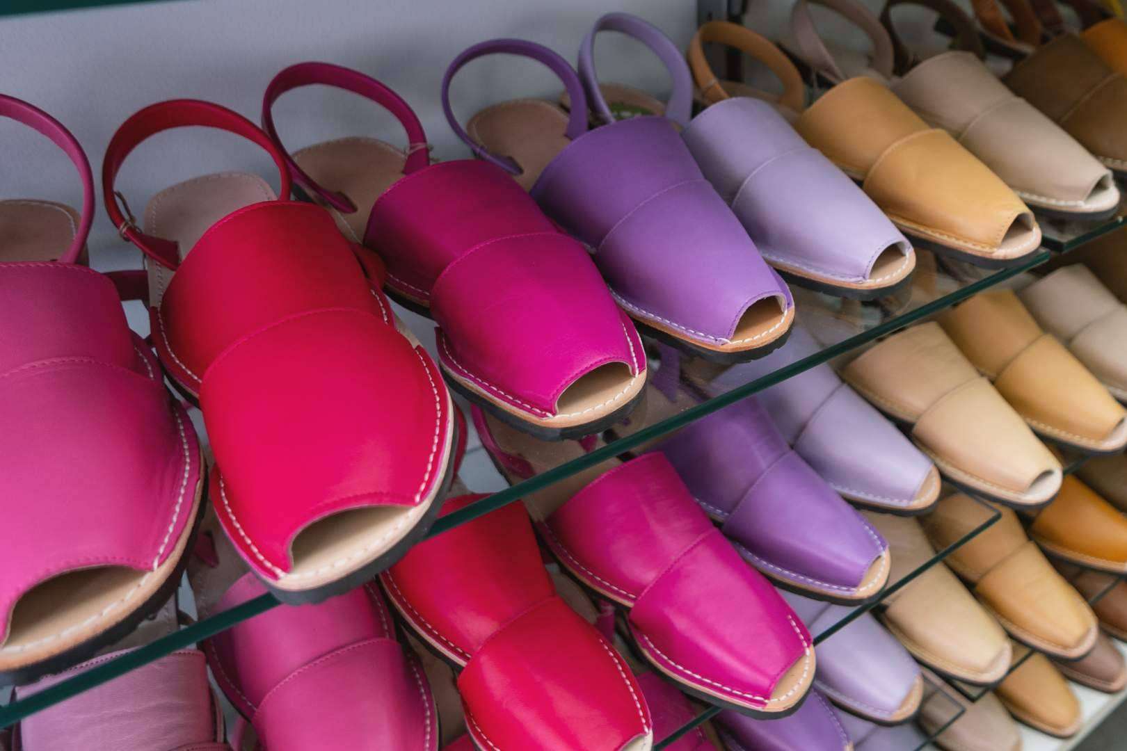 La tienda Bouttye Online Shoes dispone de una gran variedad de abarcas menorquinas de fabricación artesanal