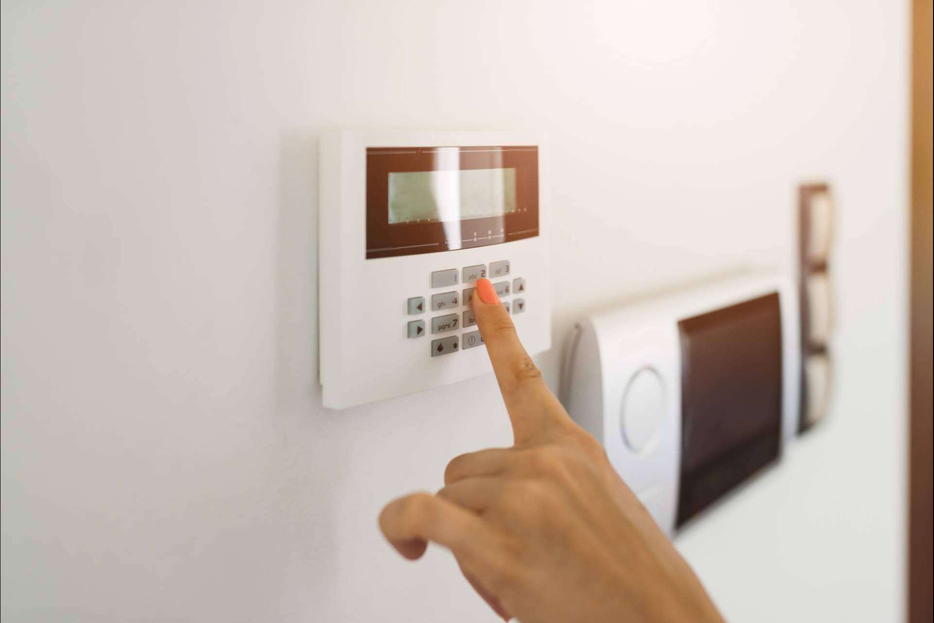 Los 4 consejos antes de contratar una alarma según Alarmas AMV
