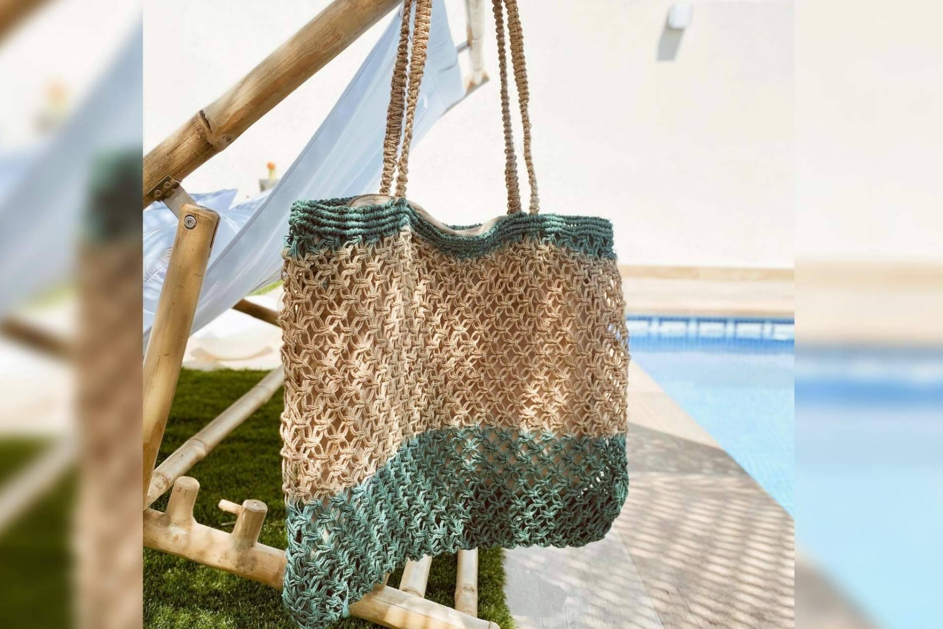 La firma Lola Amara cuenta con múltiples opciones de bolsos naturales