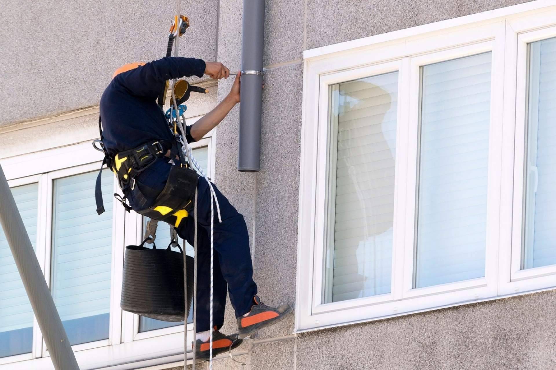La empresa Rehabilit se dedica a la realización de trabajos verticales