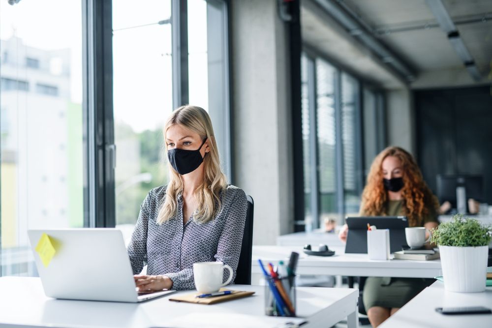 Los españoles piden alternar la vuelta a la oficina con el teletrabajo, si se implantan medidas para evitar contagios
