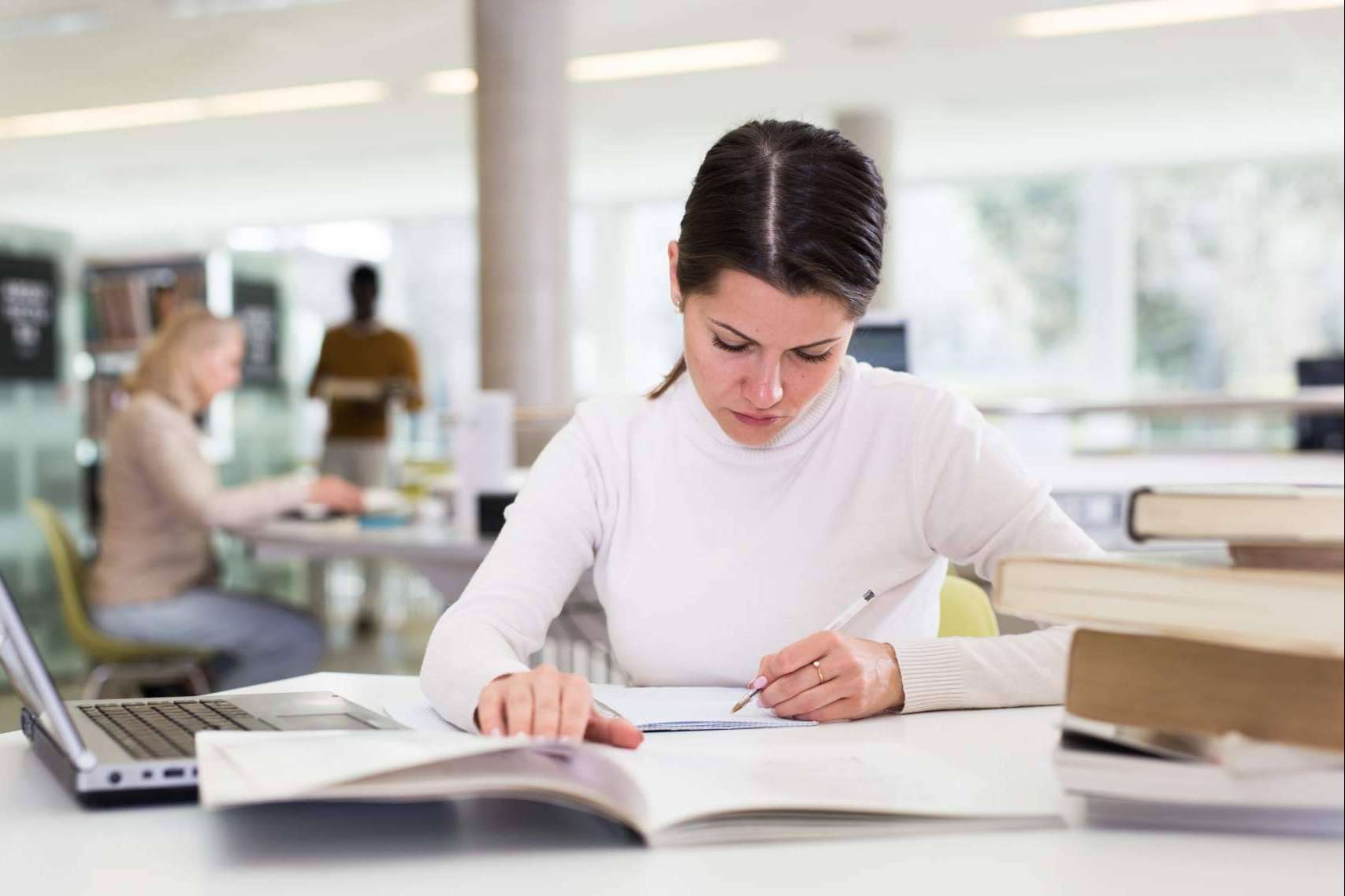 ¿Cómo aprobar el TFG con la academia online Ayuda Universitaria Cum Laude?