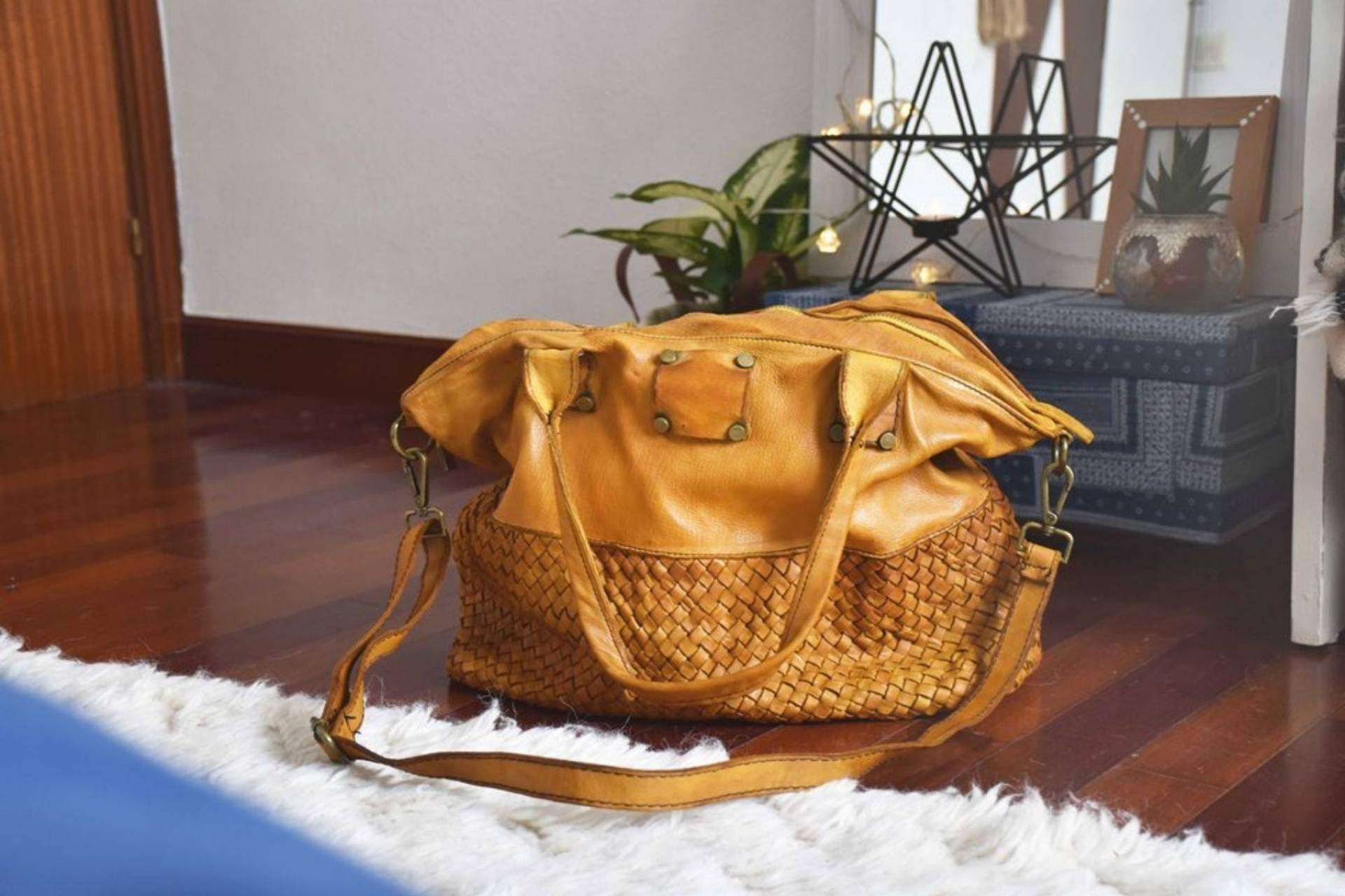 Vuelven los bolsos de piel lavada con Lola Amara