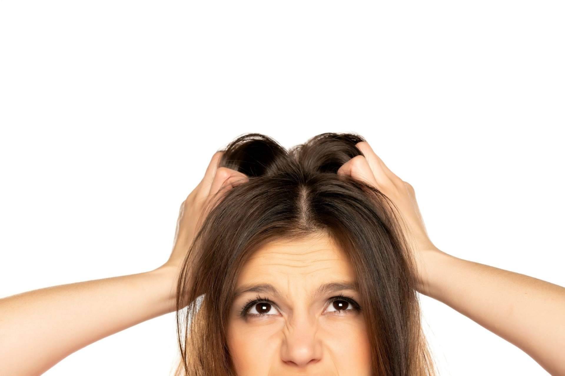 Tratamientos para combatir la descamación y caspa y lucir un pelo sano en el centro de belleza profesional CharoConector