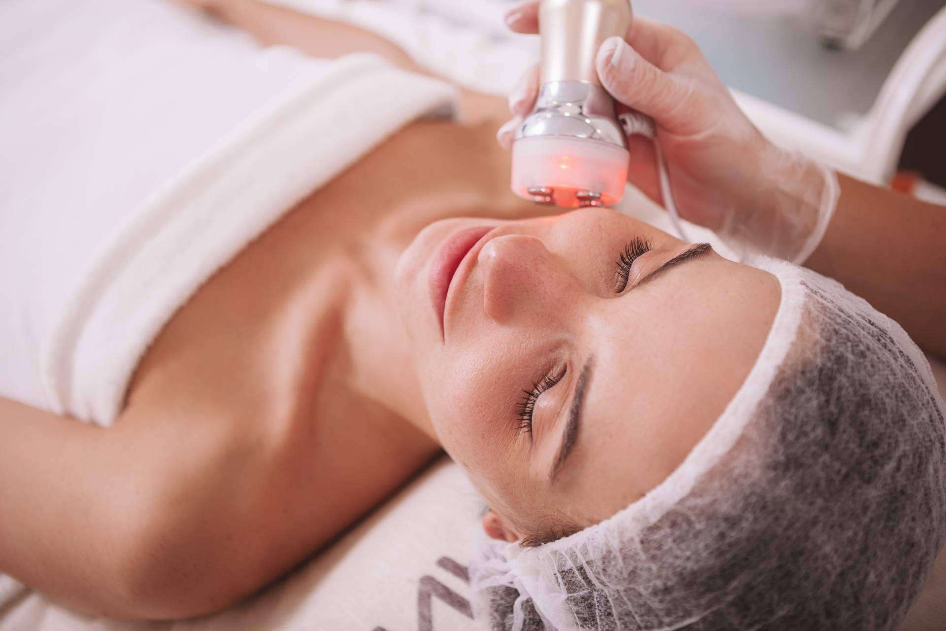 Uno de los métodos no invasivos mejor considerados para rejuvenecer la piel es la radiofrecuencia facial