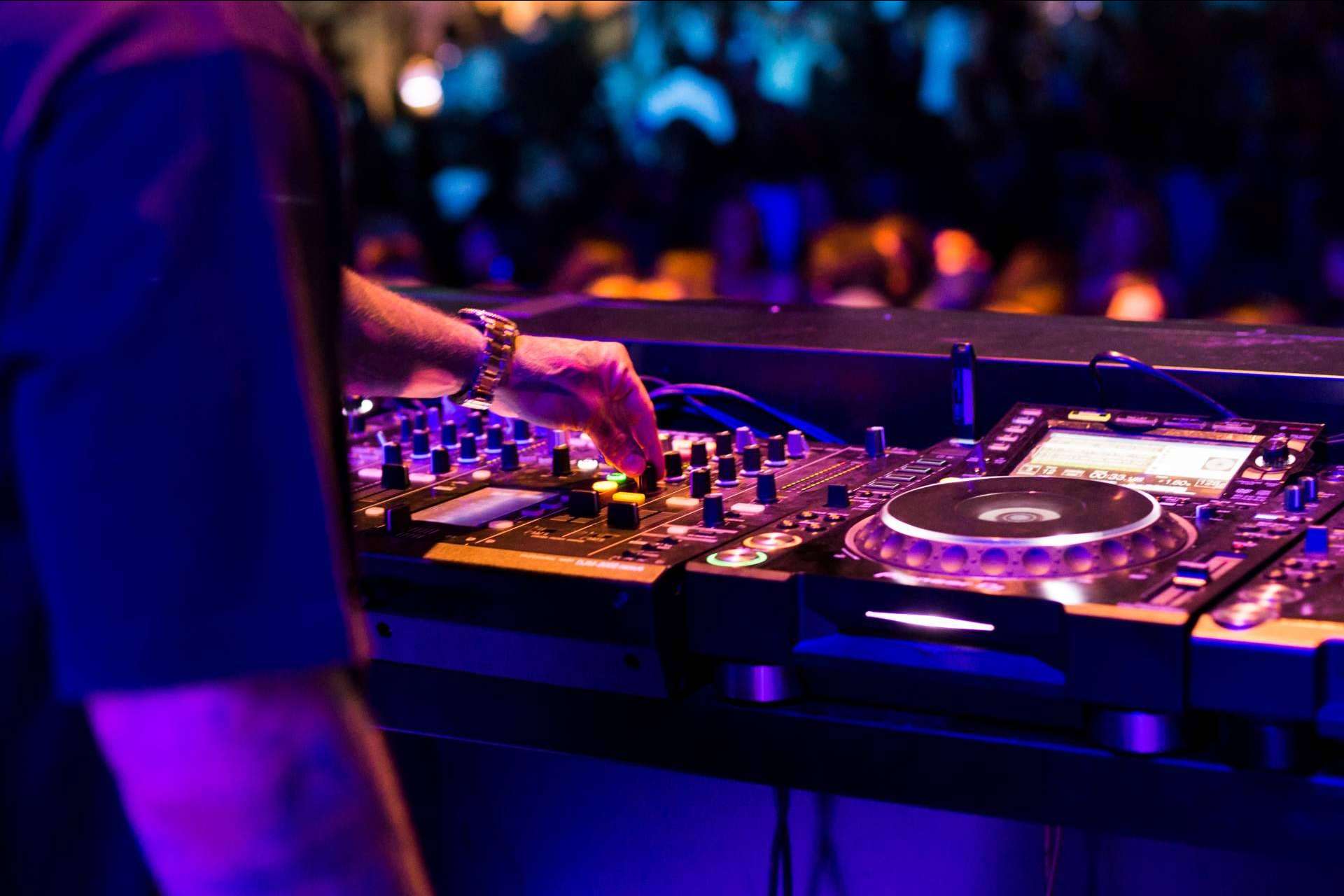 Los servicios en DJ y música para eventos y fiestas privadas de Iñaki Musik