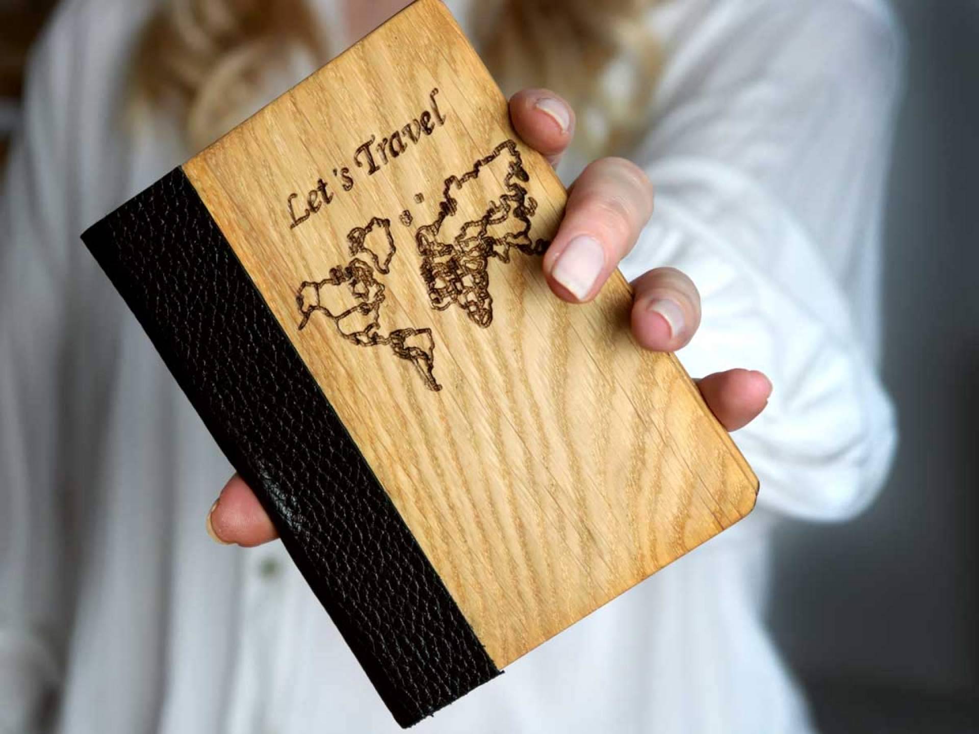 Funda de pasaporte de madera de la empresa Regalos de Madera: el mejor regalo para los viajeros