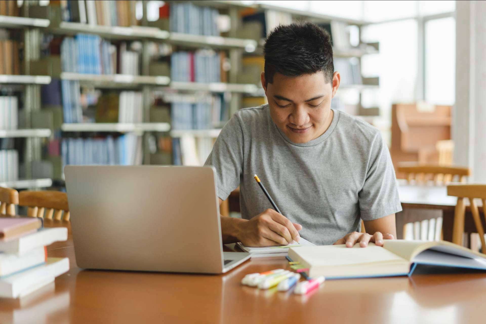 Ayuda Universitaria Cum Laude asesora en la realización con éxito de trabajos de Fin de Grado