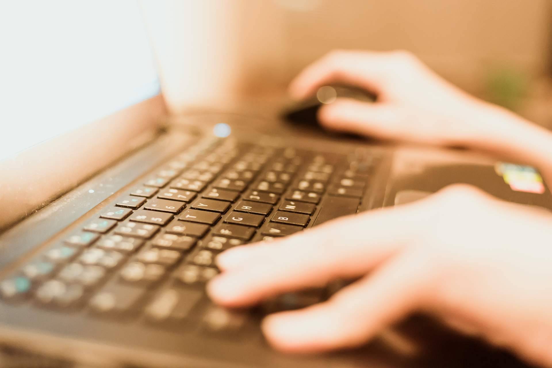 La póliza ciber de Solopolizas permite proteger la información ante la pérdida de datos o el robo de claves