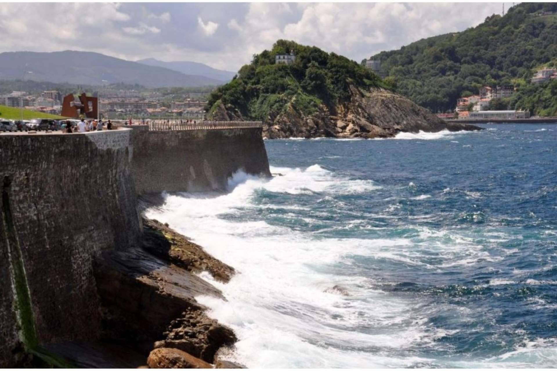 ¿Cómo disfrutar de un paseo turístico por la costa y la bahía de San Sebastián?: catamarán Ciudad San Sebastián