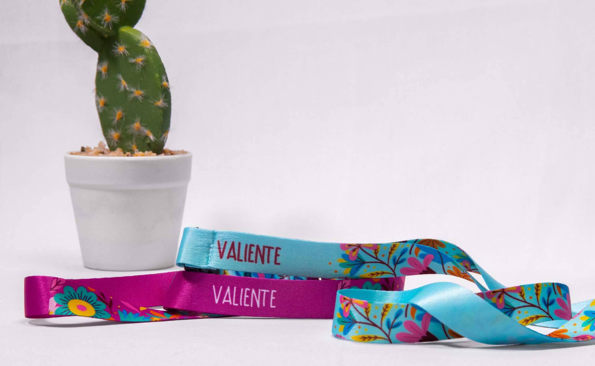 Los lanyards personalizados que ofrece Presume y Punto para regalos especiales