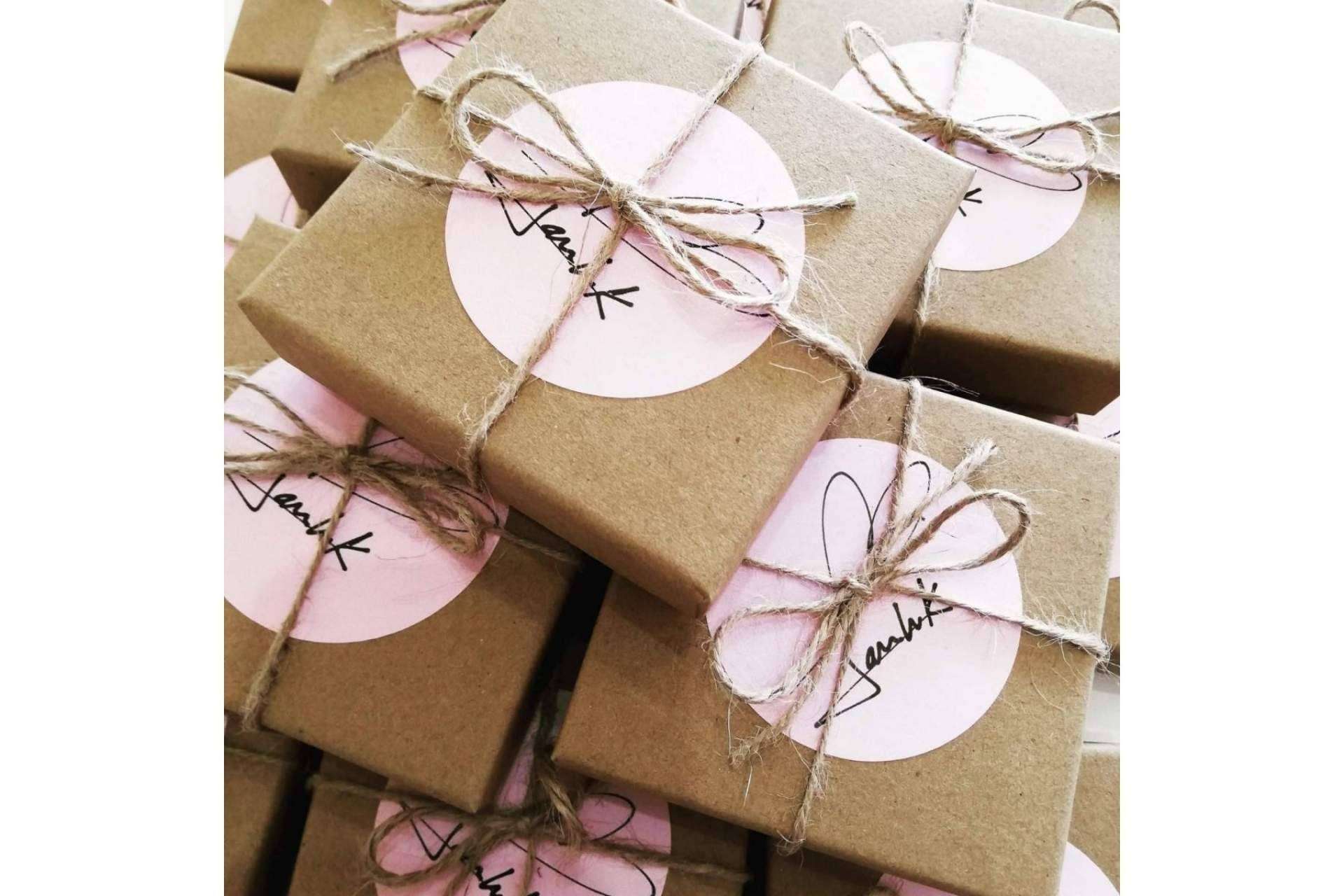 La empresa Janlukdesign ofrece detalles para bodas originales y personalizables