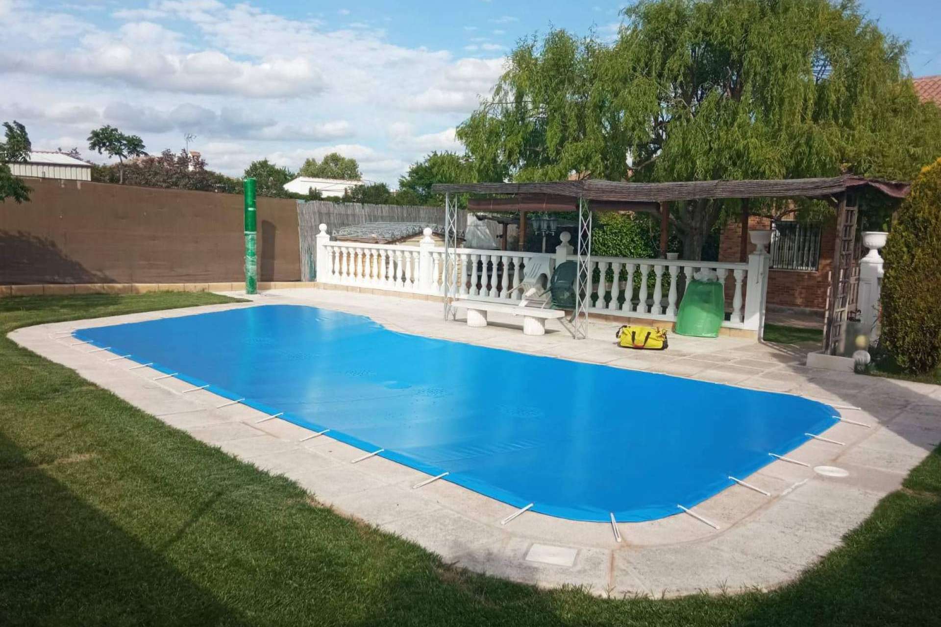 Toldos Picasso dispone de cobertores de piscina para invierno que permiten mantener intacta el agua