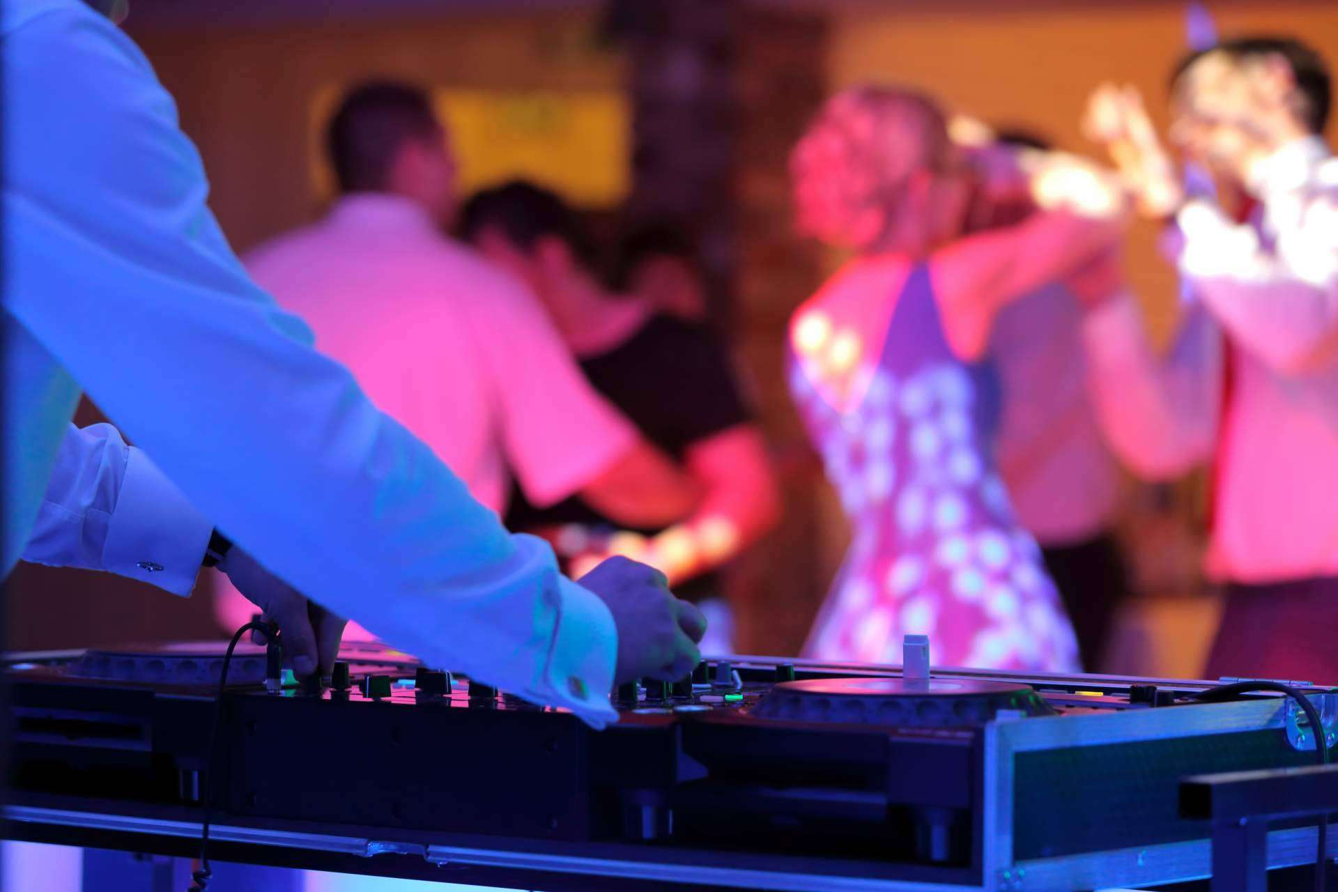 Iñaki Musik: escoger las canciones perfectas para una fiesta con el DJ del momento