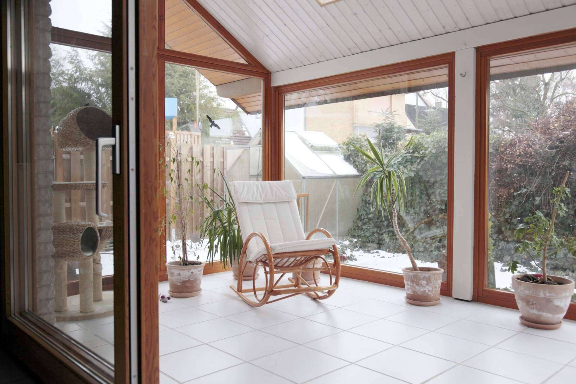Según Losma Studio, la ventana de madera se alza como una de las mejores alternativas ecosostenibles en ventanas y balcones