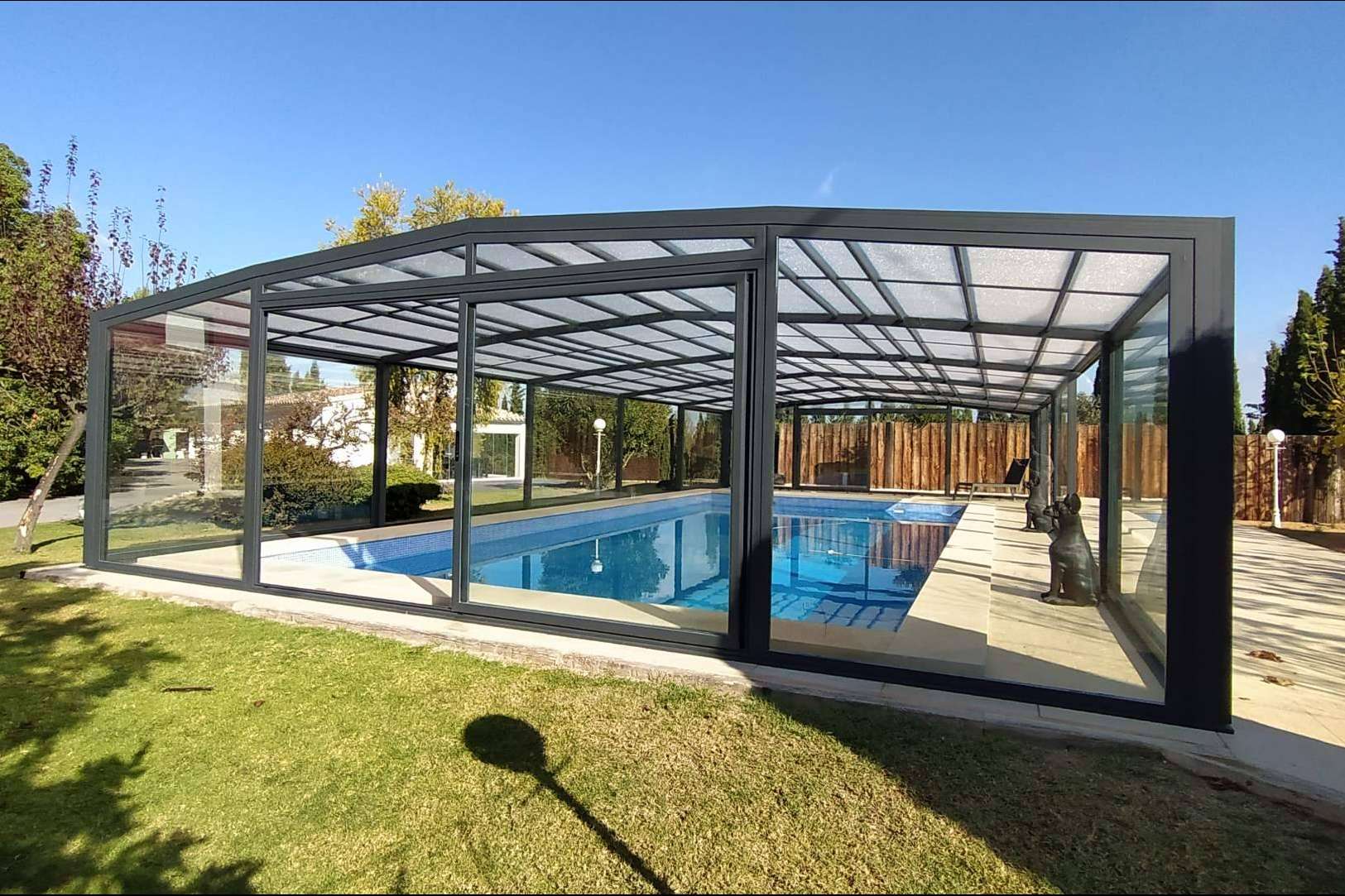 COVERTTO brinda mayor seguridad a las piscinas con modernas coberturas de vidrio