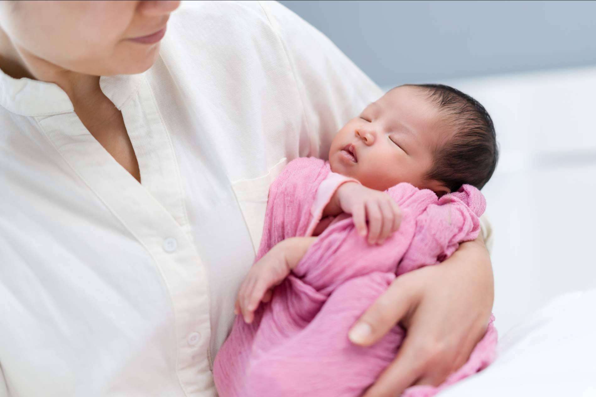 Dormir a un bebé toda la noche es posible gracias a los hábitos saludables de BabySteps by Marian