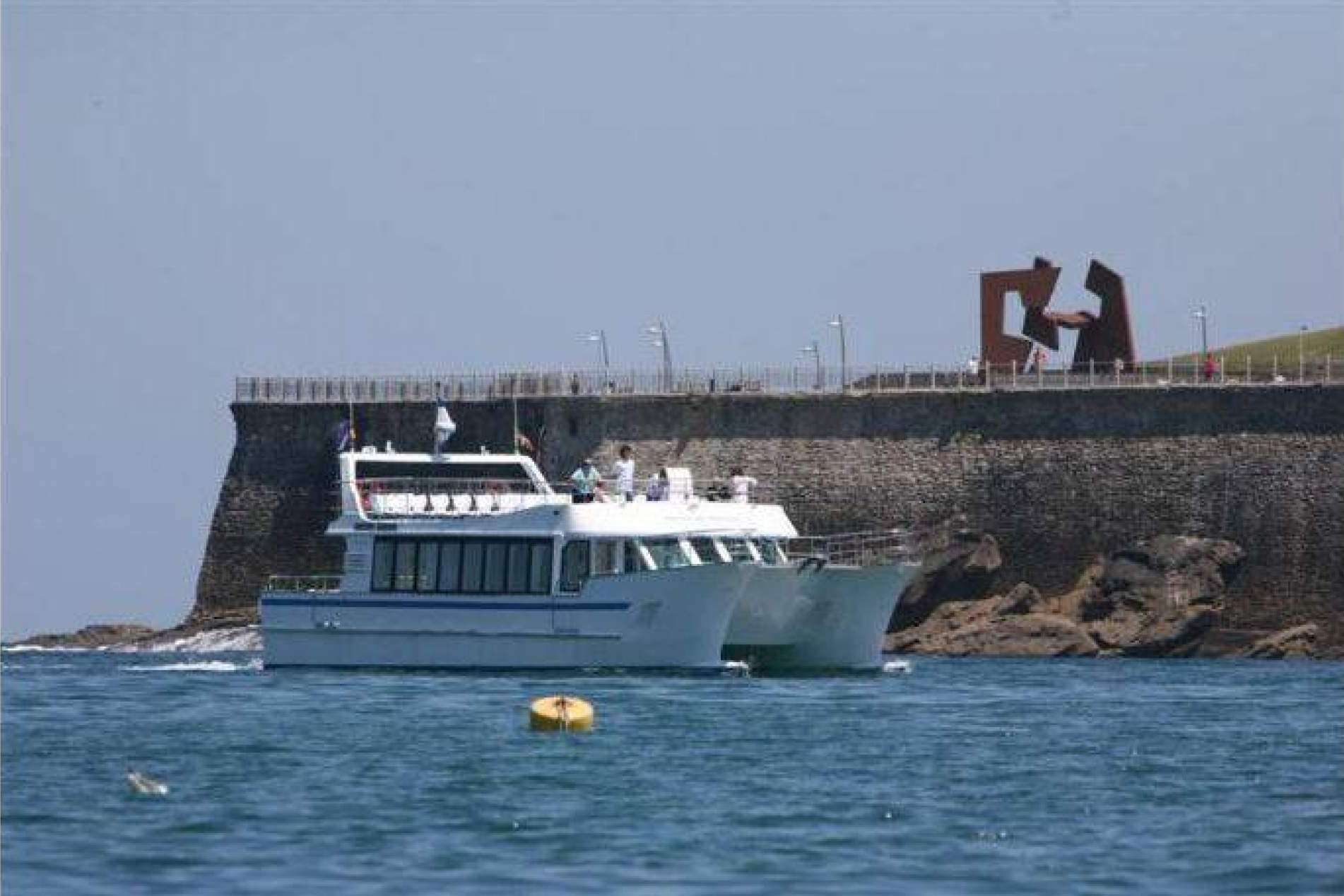 La oportunidad de vivir eventos a bordo por la bahía de San Sebastián con el Catamarán Ciudad San Sebastián