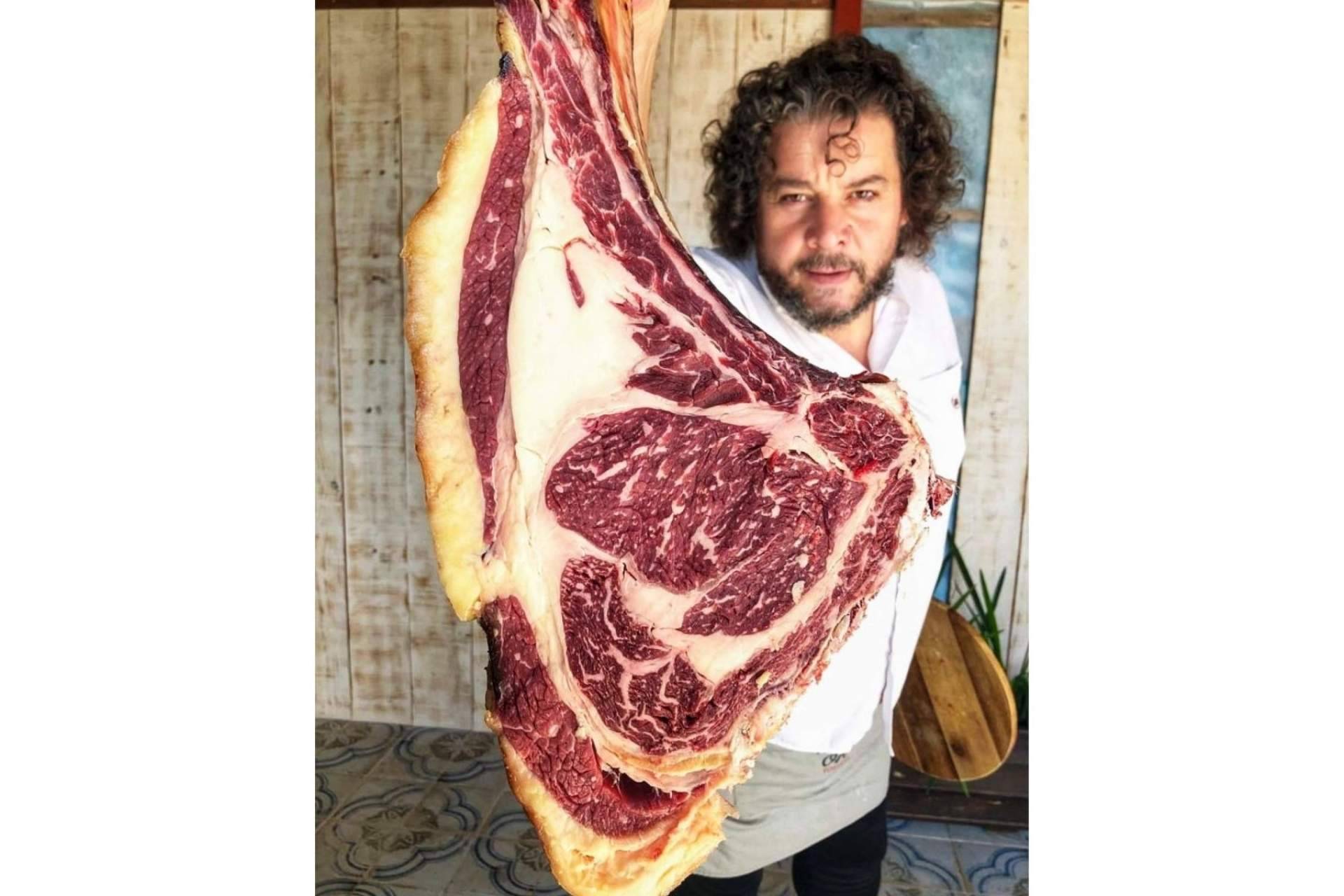 Toda una referencia en carne y vino en Galicia de la mano del hombre que pasea las carnes y Taberna A de Lino