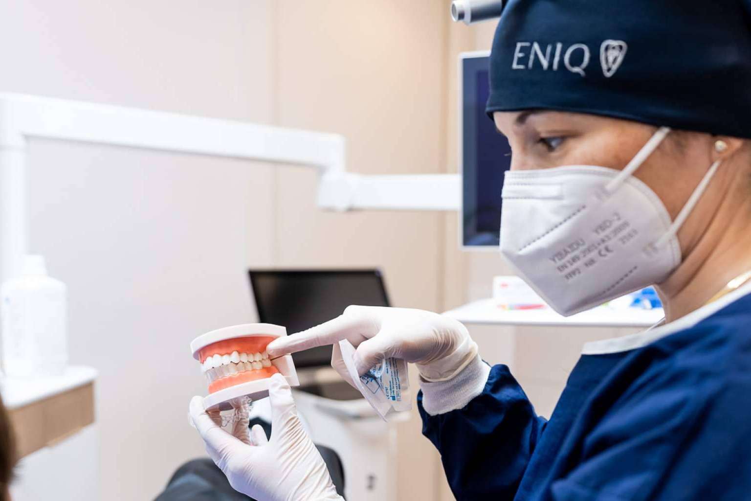 El tratamiento de ortodoncia invisible en Madrid en Clínica Eniq se convierte en la mejor alternativa a los brackets tradicionales