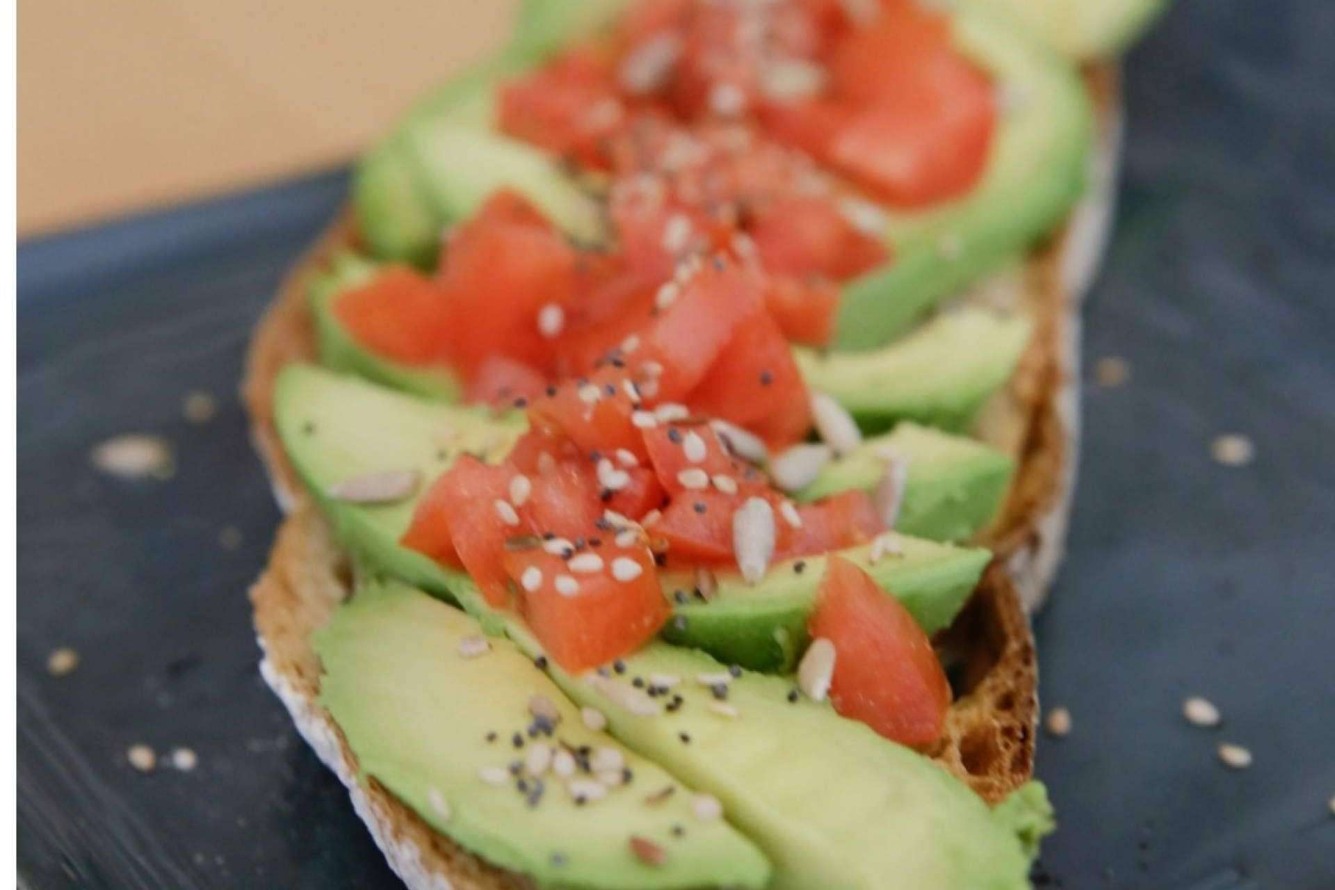 Tostadas de aguacate y café para disfrutar de un desayuno en El Patio Vertical de Madrid