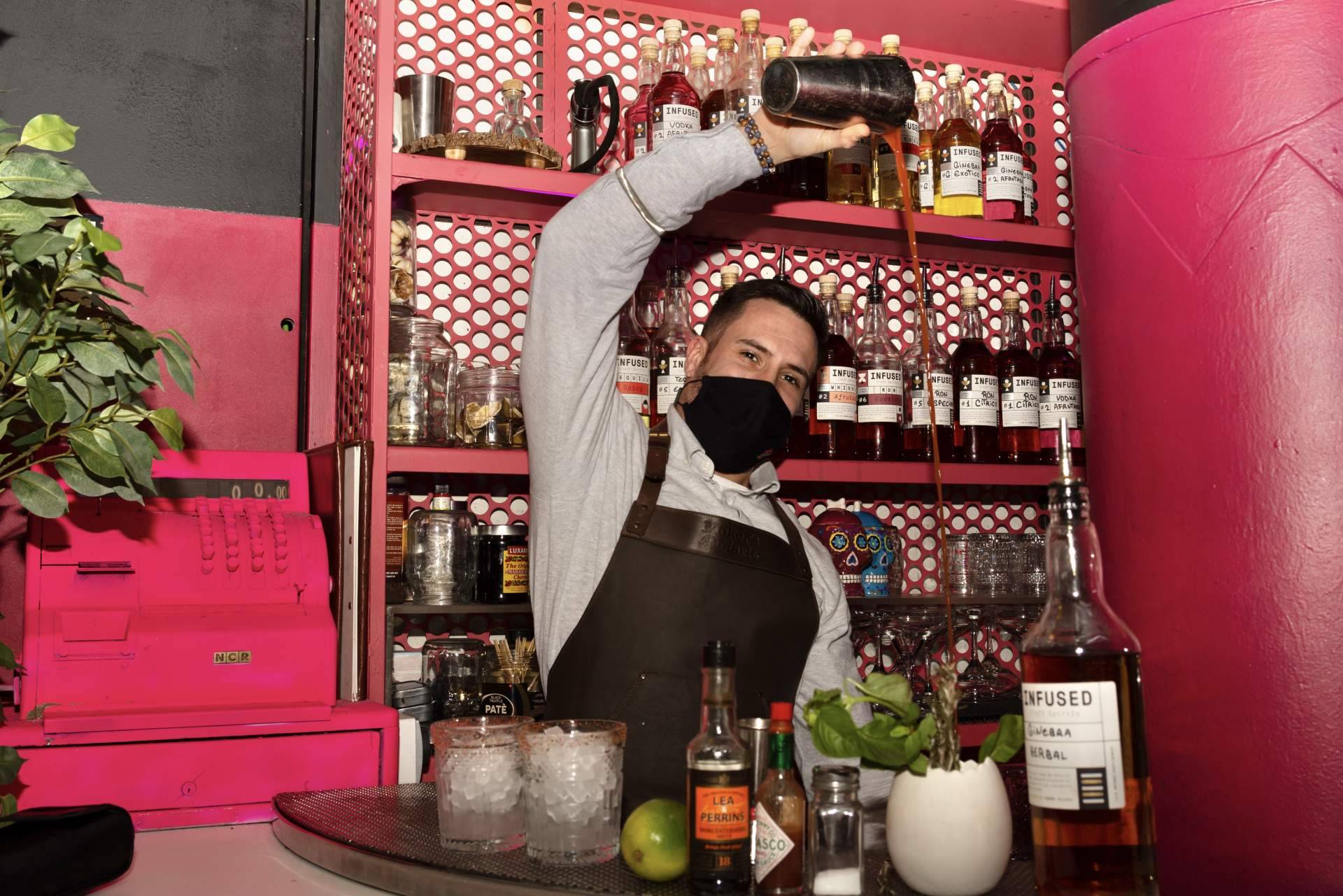 La coctelería de moda en Madrid con su propia marca de alcohol artesanal, Enbabia Infused