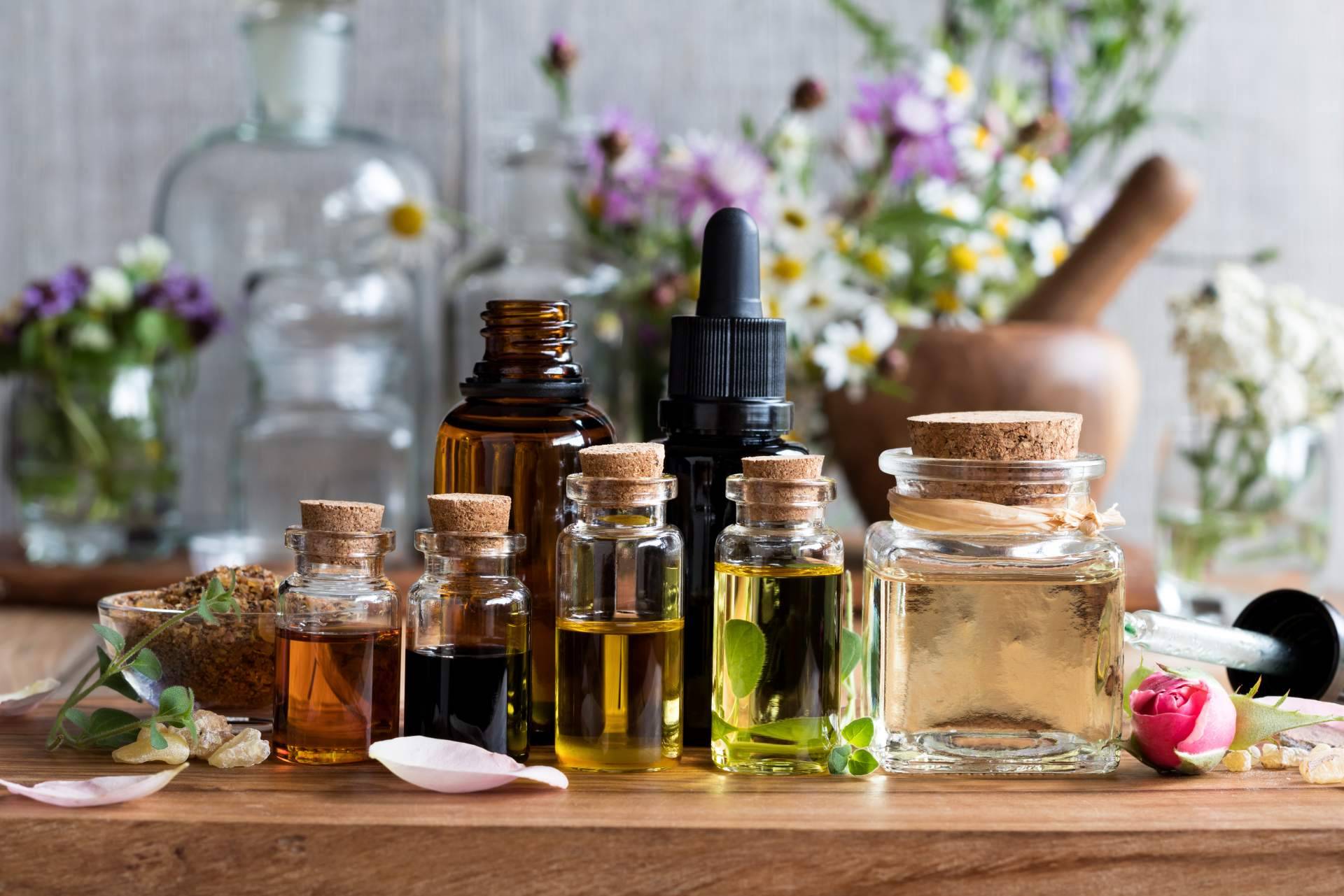 El procedimiento para extraer los aceites esenciales y sus beneficios, por Comdiet