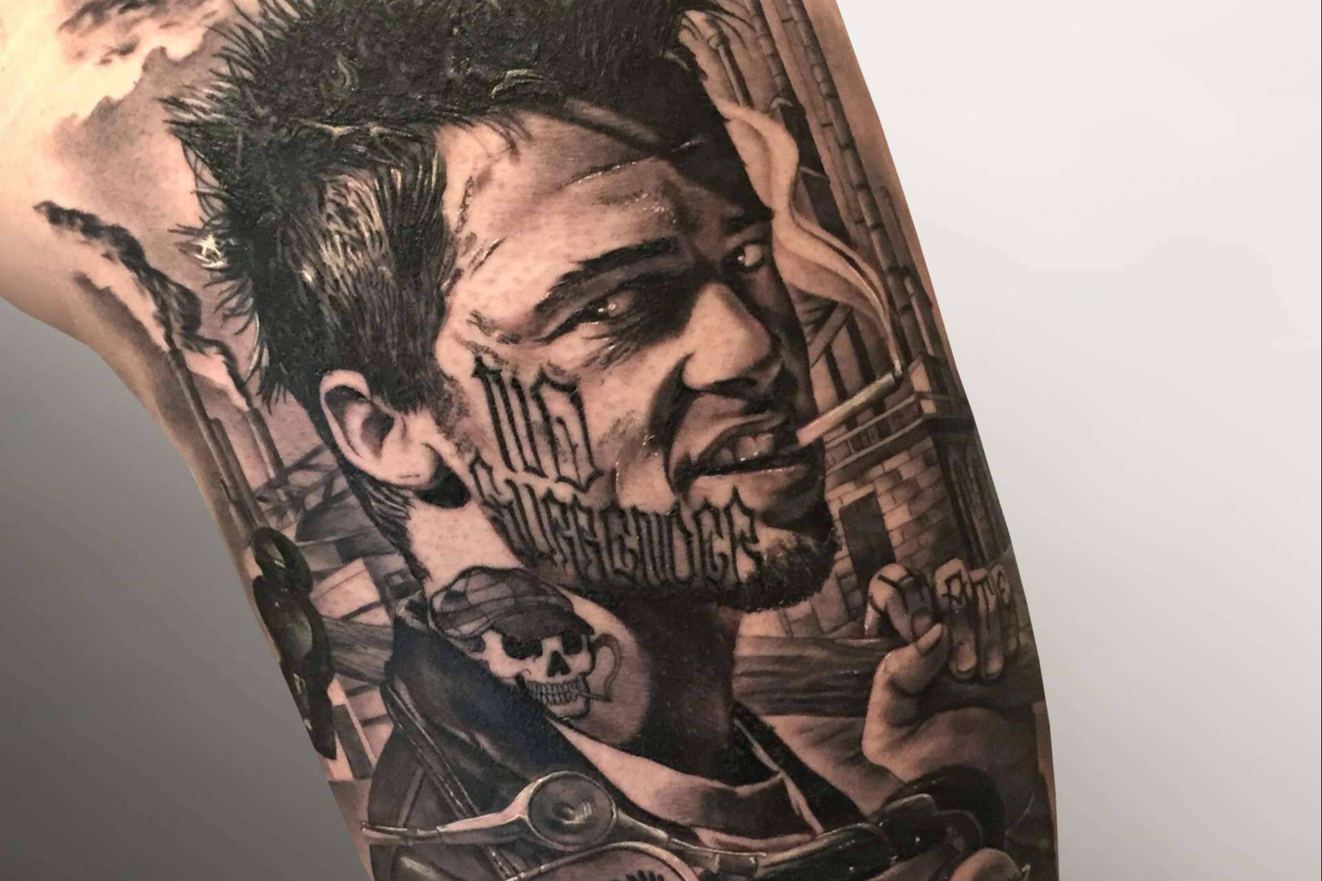 Carlos Fabra es el propietario y artista principal de CosaFina Tattoo