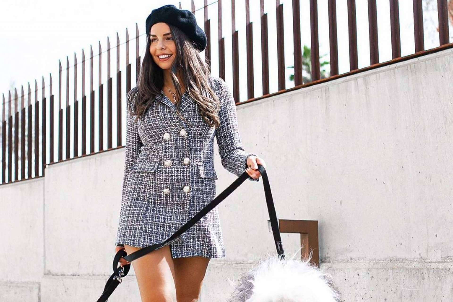La influencer Emilia Chaouchi lleva la blazer que triunfa este otoño