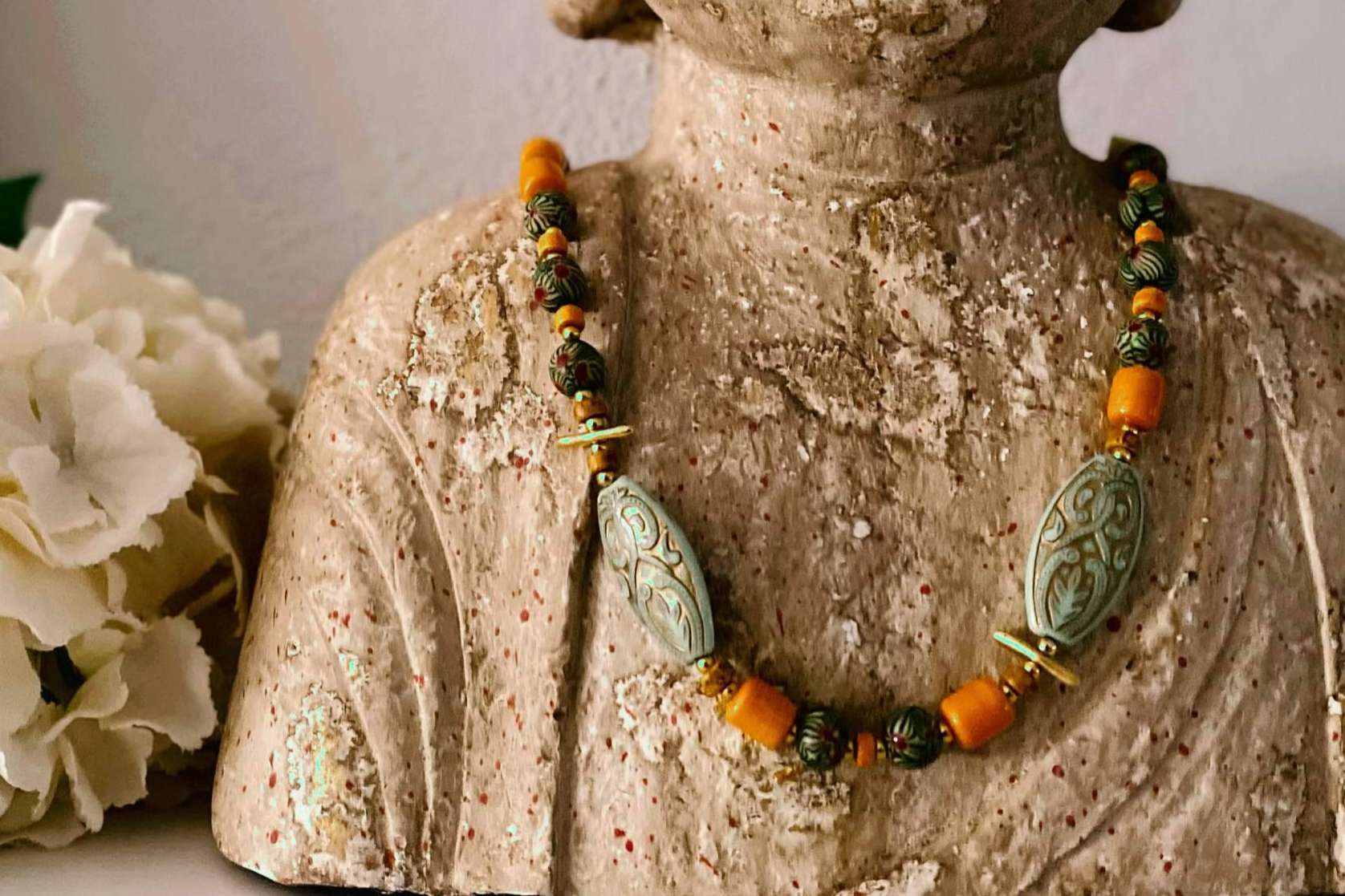 Colección de complementos, gafas, collares y cinturones, el nuevo lanzamiento de la marca Lola Amara, famosa por sus bolsos de piel