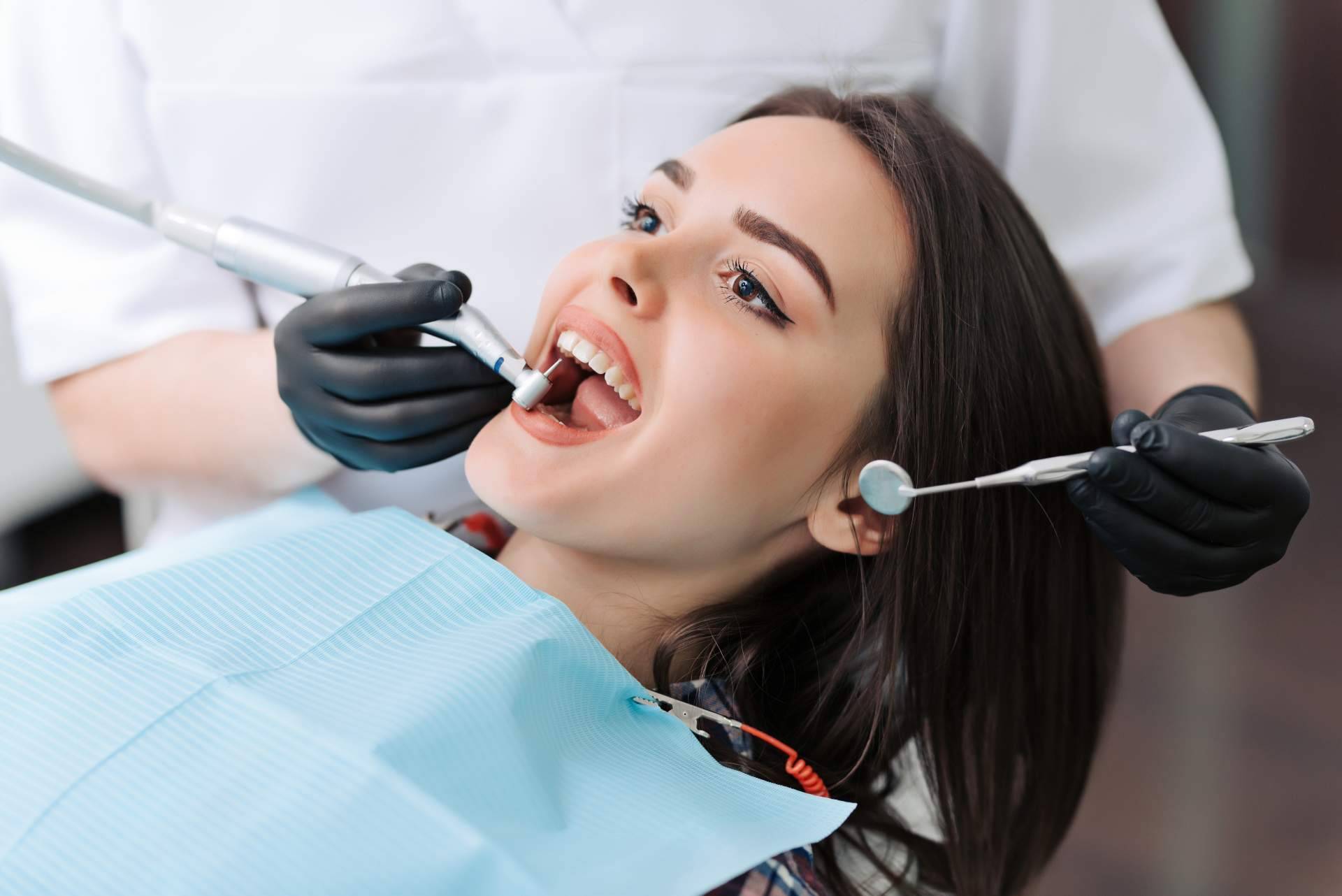Helident Clínica Dental destaca la importancia de las limpiezas dentales profesionales