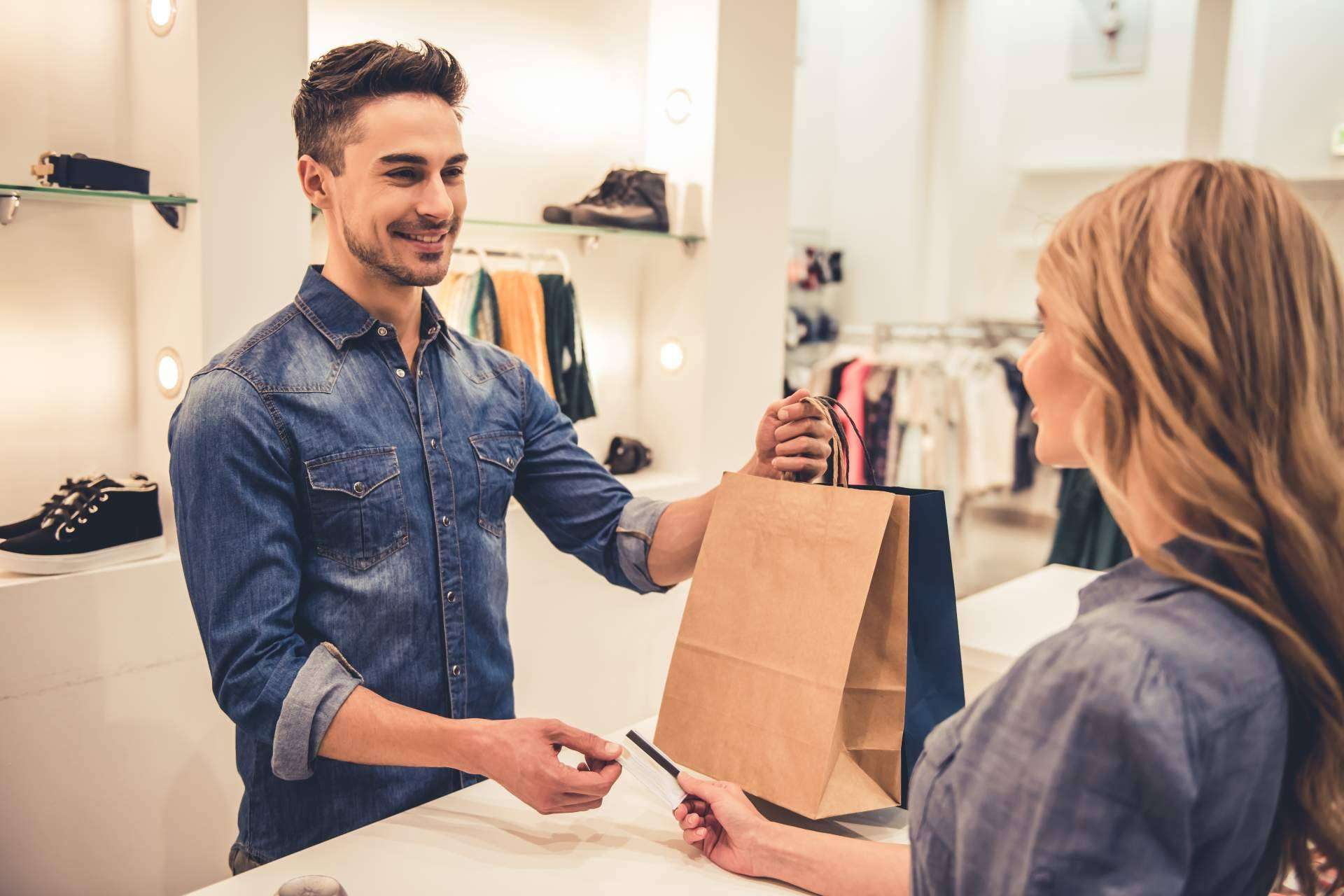 Las razones por las que se debe contratar a un mistery shopper para evaluar la calidad de los servicios de una empresa en Siglo XXI Azafatas