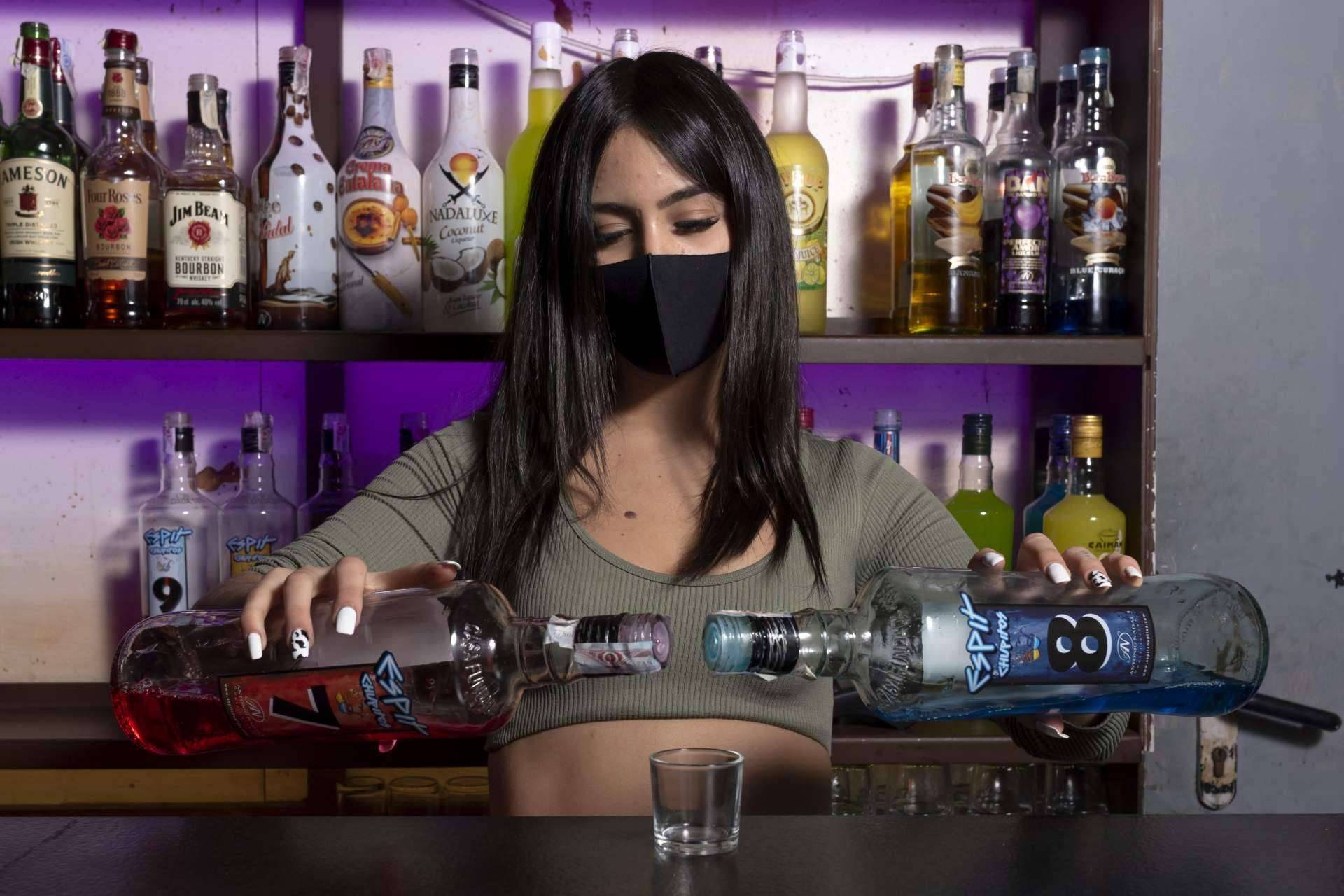 Una opción que ofrece más de 600 chupitos en Madrid para disfrutar con amigos es Espit Chupitos Madrid-Sol
