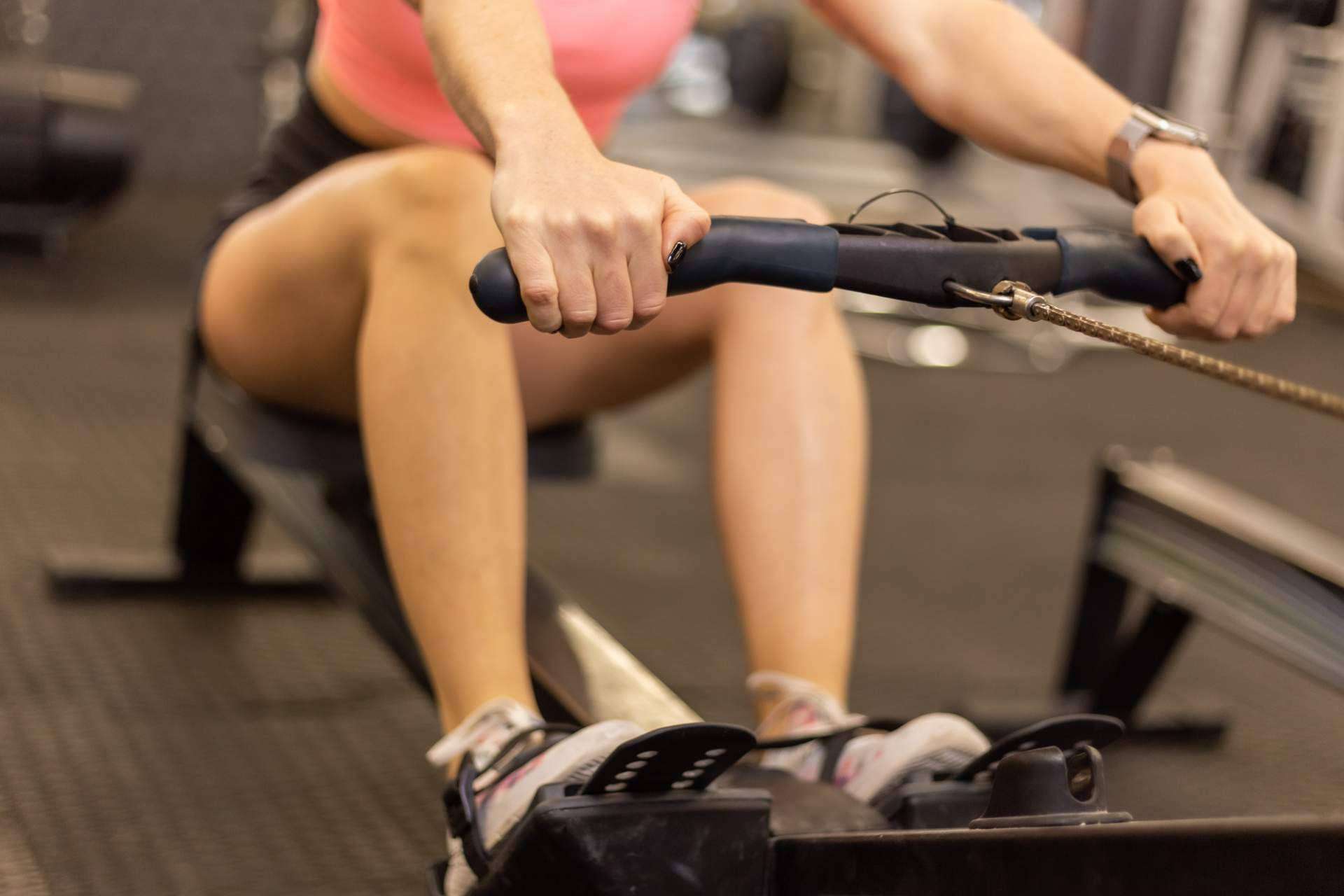 Cuáles son los beneficios de entrenar con máquina de remo, según TopEntreno