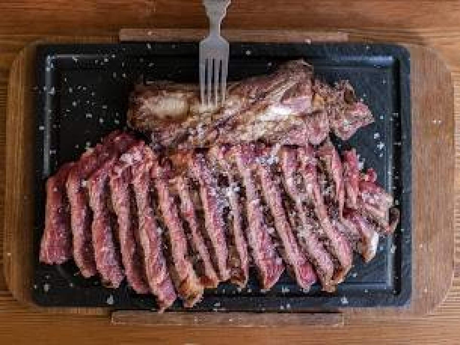 ¿Por qué Vic Brasería, el restaurante con carne a la piedra destaca entre el público más joven?