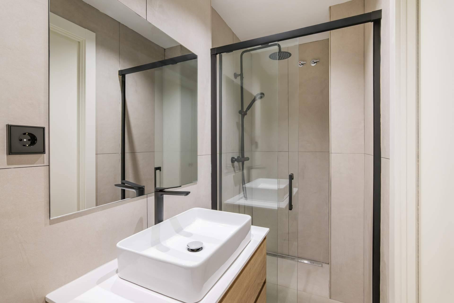 Los 7 pasos esenciales a tener en cuenta para cambiar una bañera por un plato de ducha de la mano de Febelink