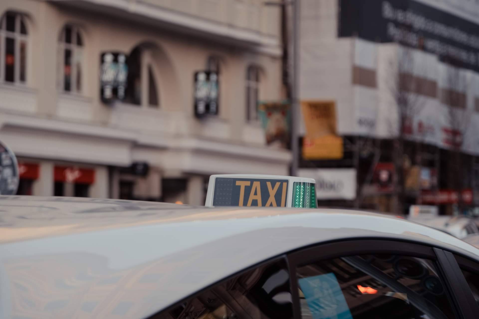 Taxi, transfer o VTC al aeropuerto de Madrid con el servicio profesional de Nordisk Taxi