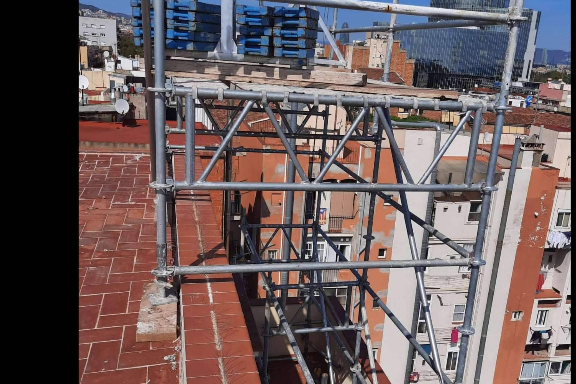 TusAndamiosBarcelona es una empresa que dispone de andamios de obra en Barcelona