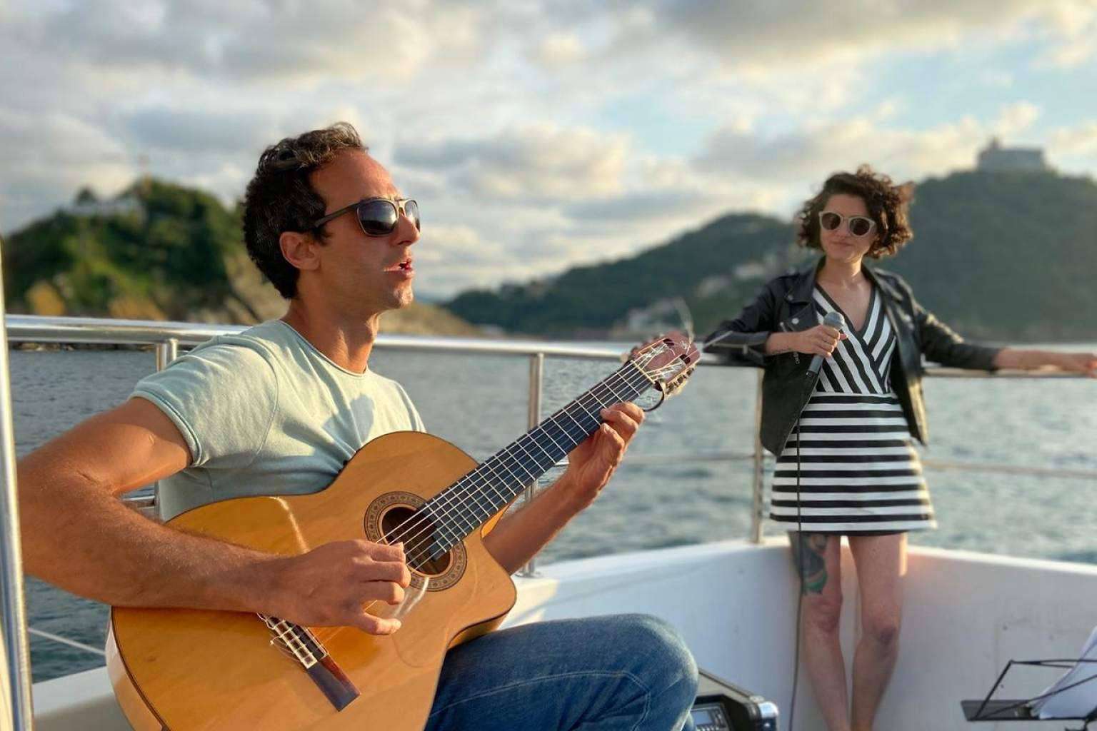 Música en directo y una experiencia única a bordo del Catamarán Ciudad San Sebastián