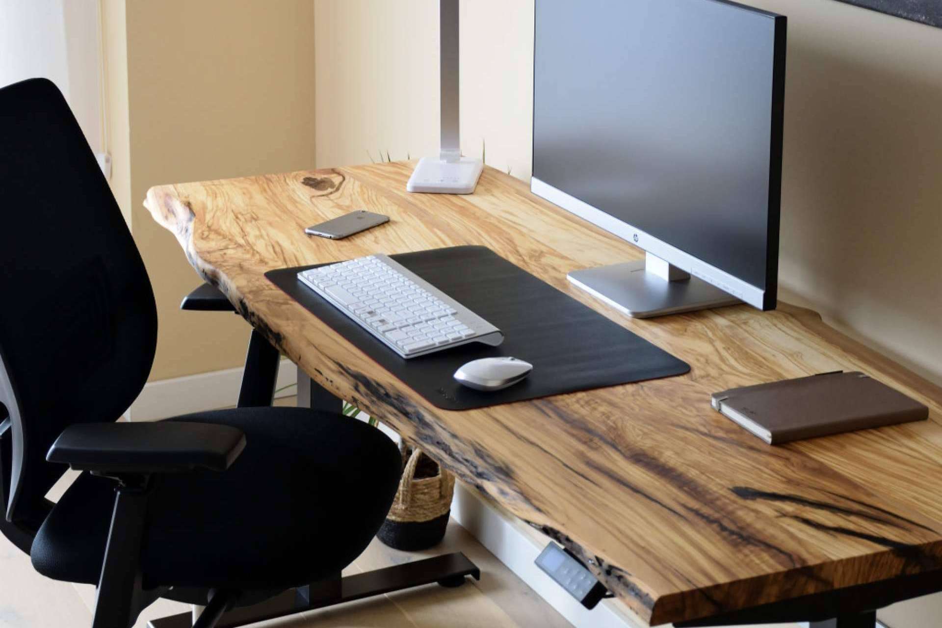 ErgoNatureWood presenta el escritorio elevable ergonómico y de madera natural maciza