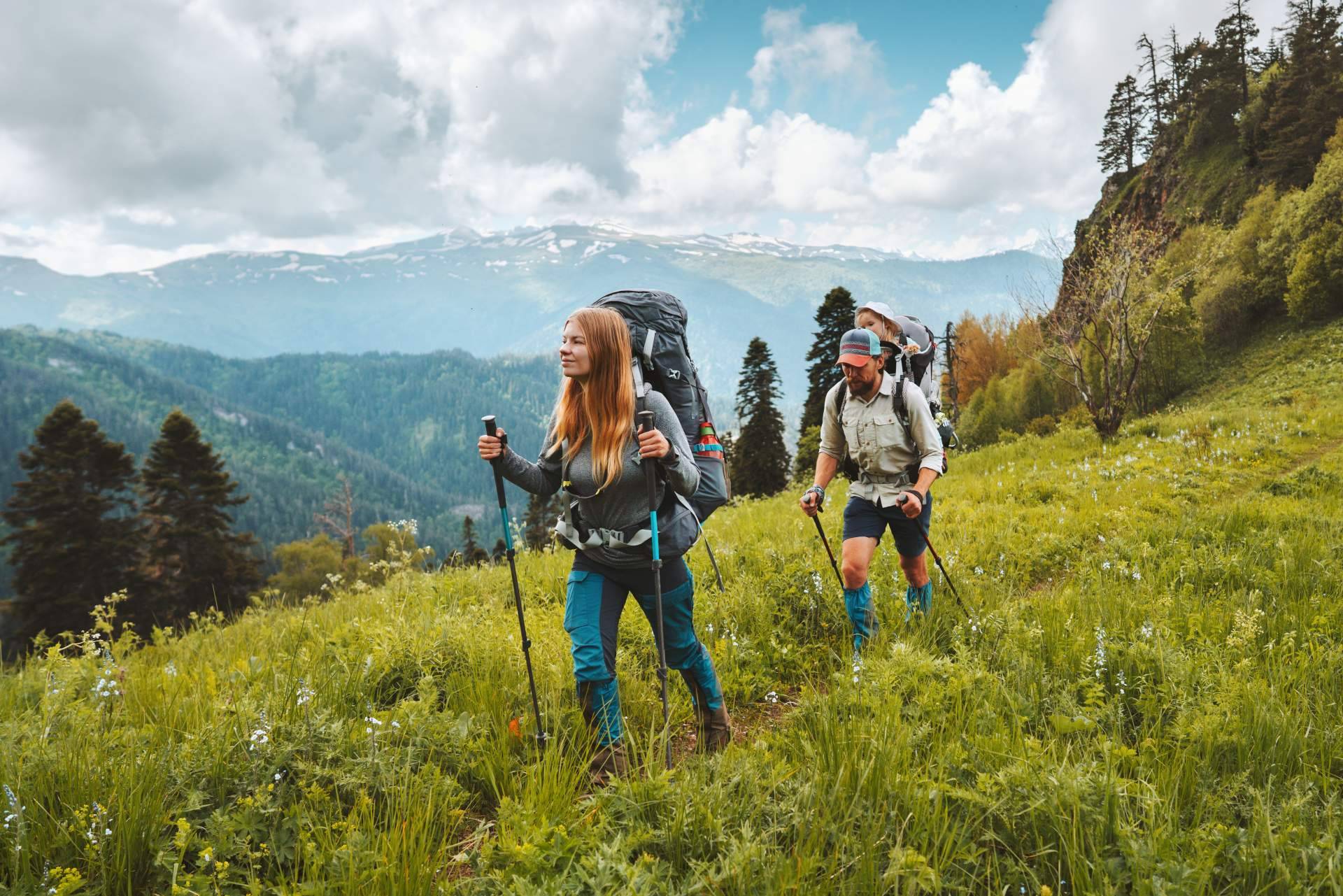 Equipación para hacer trekking fabricada con materiales reciclados que disminuyen el impacto medioambiental