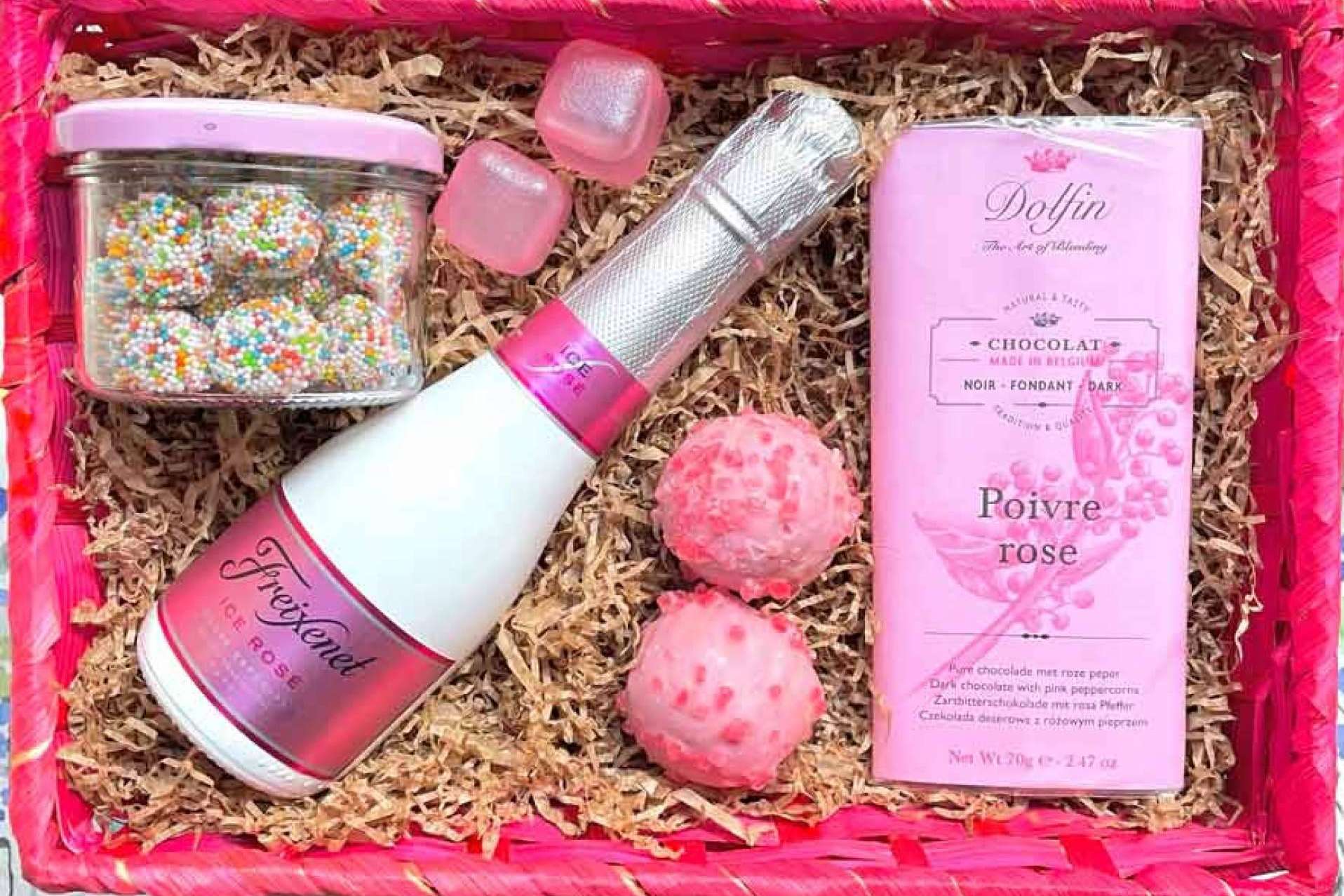 Las flores son el complemento perfecto para las cajas gourmet de regalo de Las Flores No Se Comen