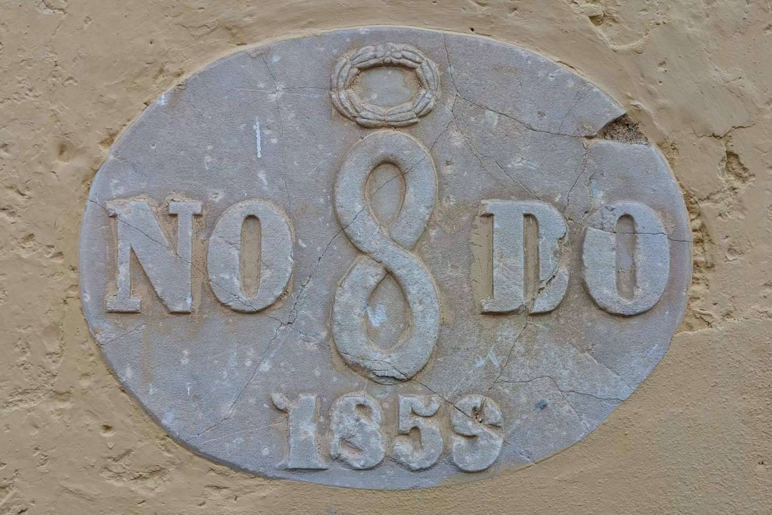 NO8DO, ¿Qué simboliza esta inscripción situada en diferentes lugares de Sevilla?